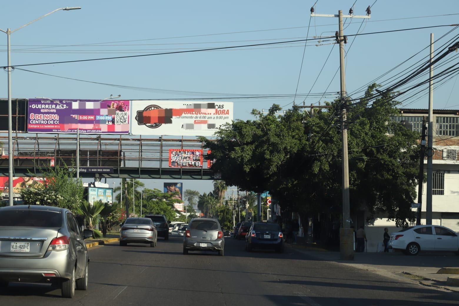 $!Cuelgan mantas de desaparecidos durante visita de Rocha Moya a Mazatlán