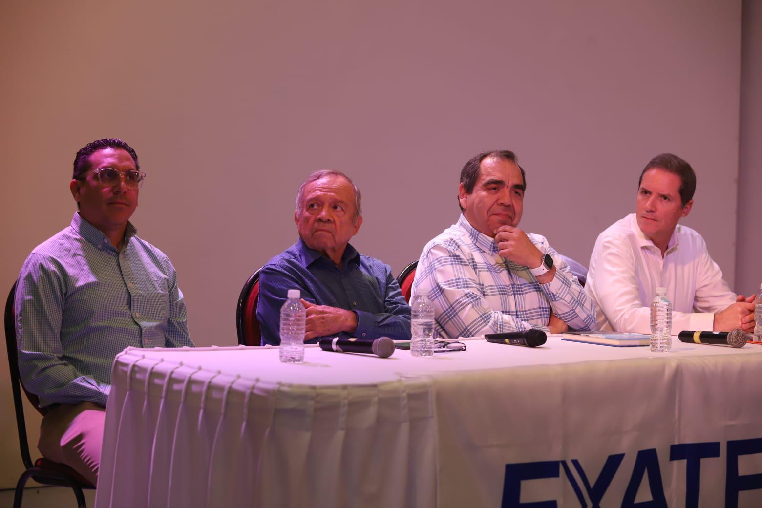 $!El autor estuvo acompañado por Luis Ernesto Monreal, Alejandro Cristerna y Richard Huett.