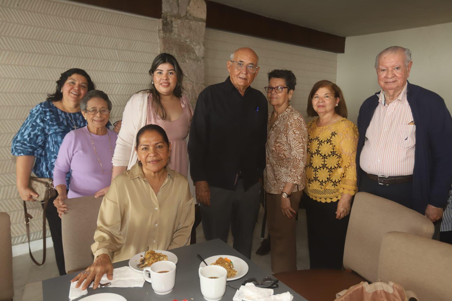 $!El Padre Amandor entre María de Jesús Cárdenas, Ana Elsa, María Belén López, Mercedes Sánchez de Benítez, Rossy Montalvo, Velia de Zataráin y Antonio del Río.
