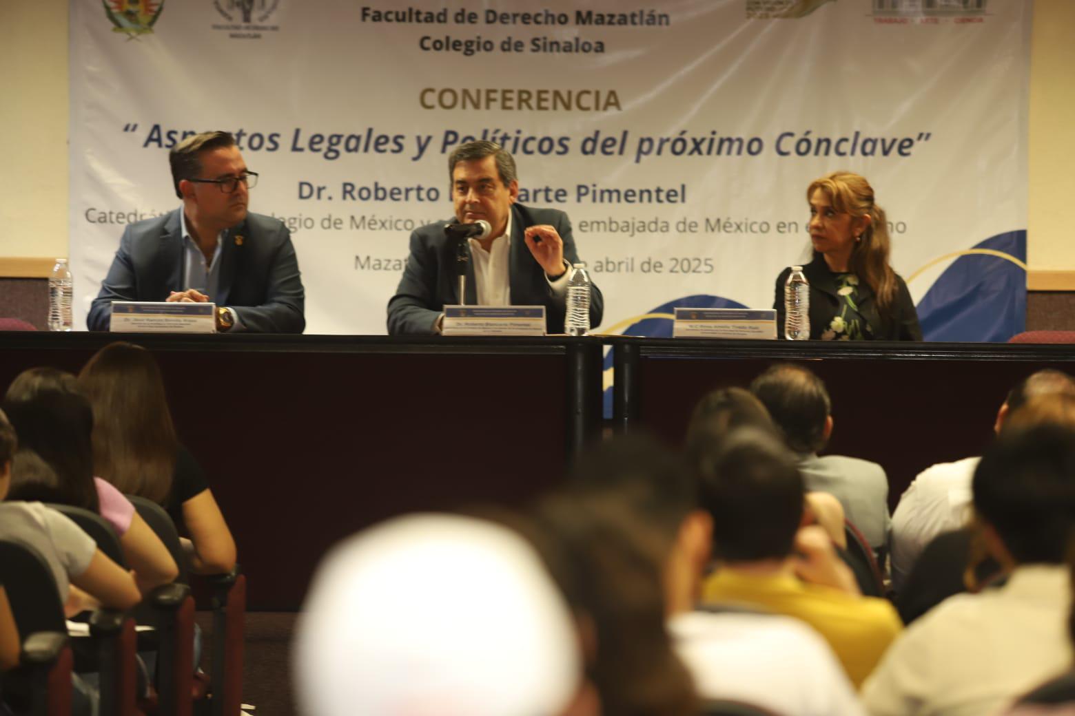 $!Es Iglesia católica una monarquía absoluta, pero elige al Papa democráticamente: Investigador