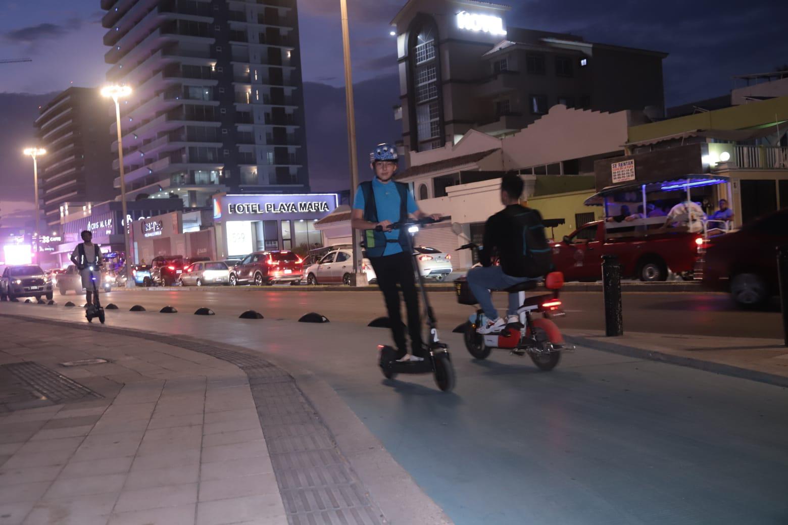 $!Usuarios de scooters empiezan a cumplir con medidas de seguridad en el malecón