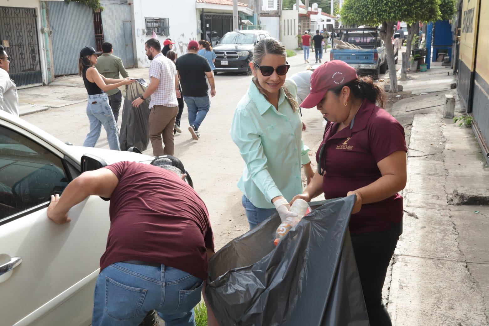 $!Ponen en marcha la jornada sabatina de limpieza urbana ‘Mazatlán, te quiero limpio’