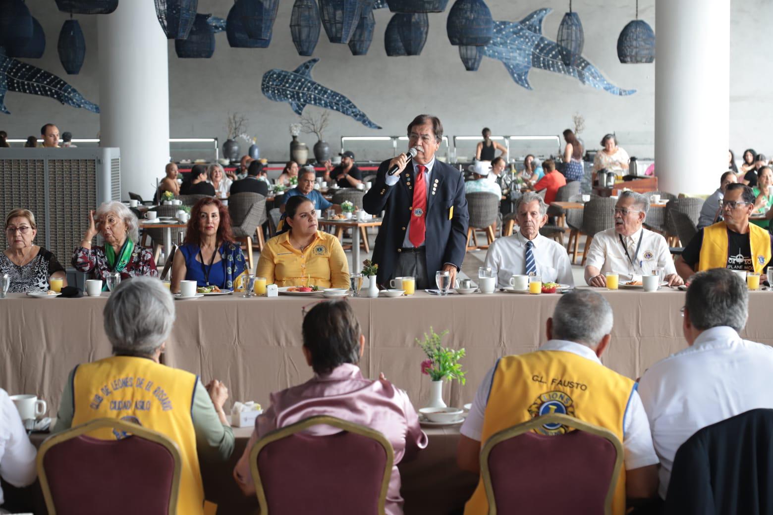 $!Arturo Noriega expresa unas palabras a los asistentes al desayuno de convivencia.
