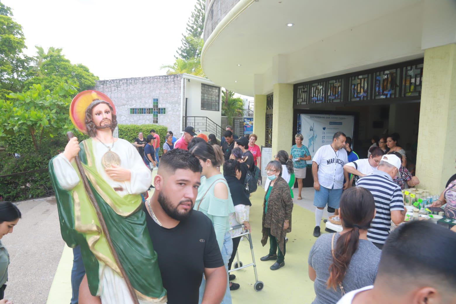 $!Cantan ‘Las Mañanitas’ en Mazatlán a San Judas Tadeo, en su día y en su templo