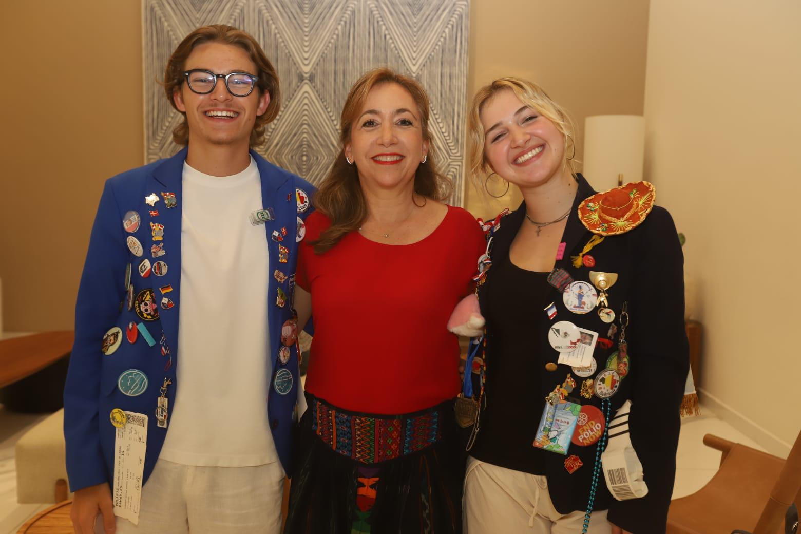 $!Maria Elena Pérez de Llausás entre Arthur Chambon y Adelyn Yoder.