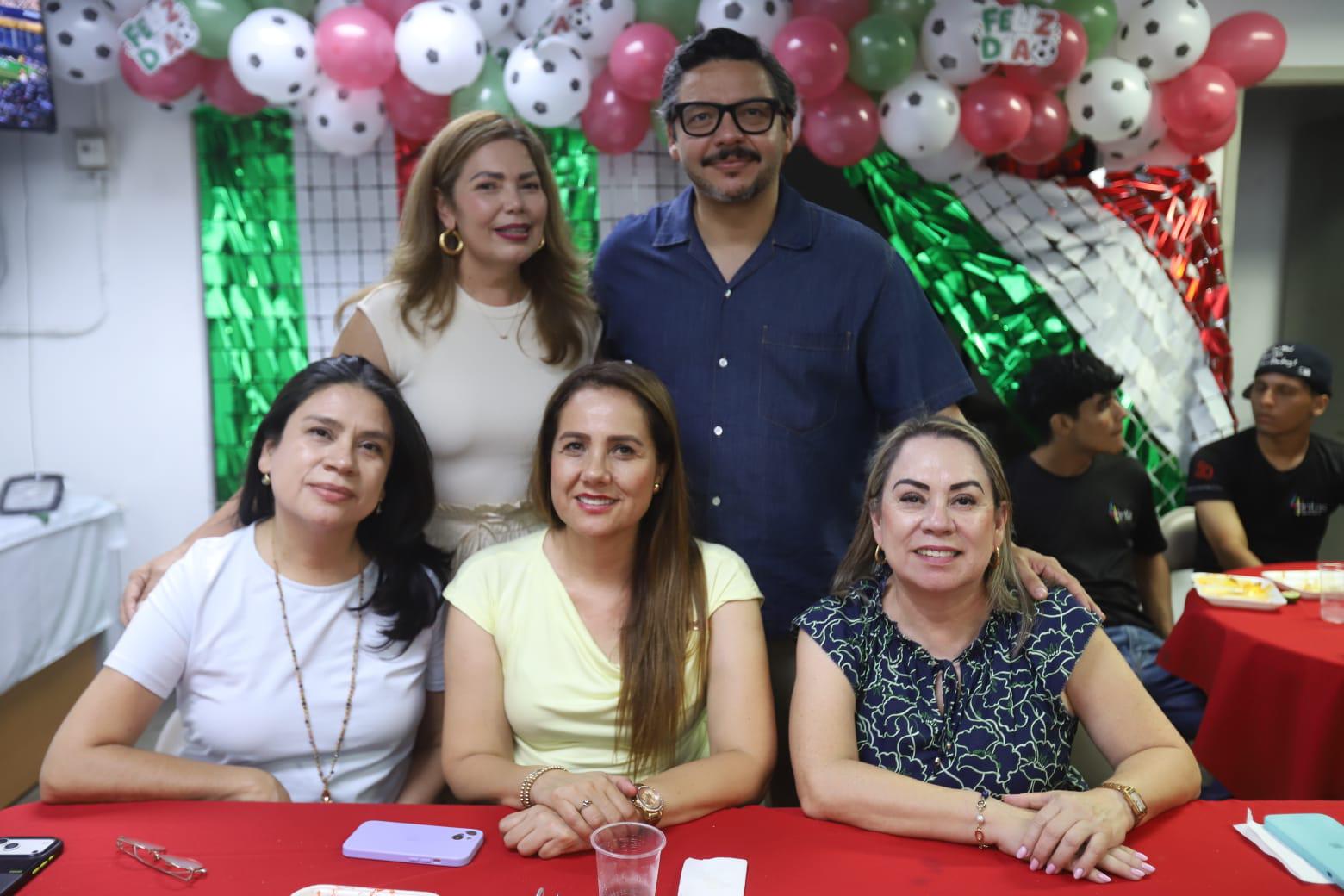 $!Elizabeth Peraza, Adrián López Ortiz, Guillermina García, Adriana Marrujo y Elva Aguirre.