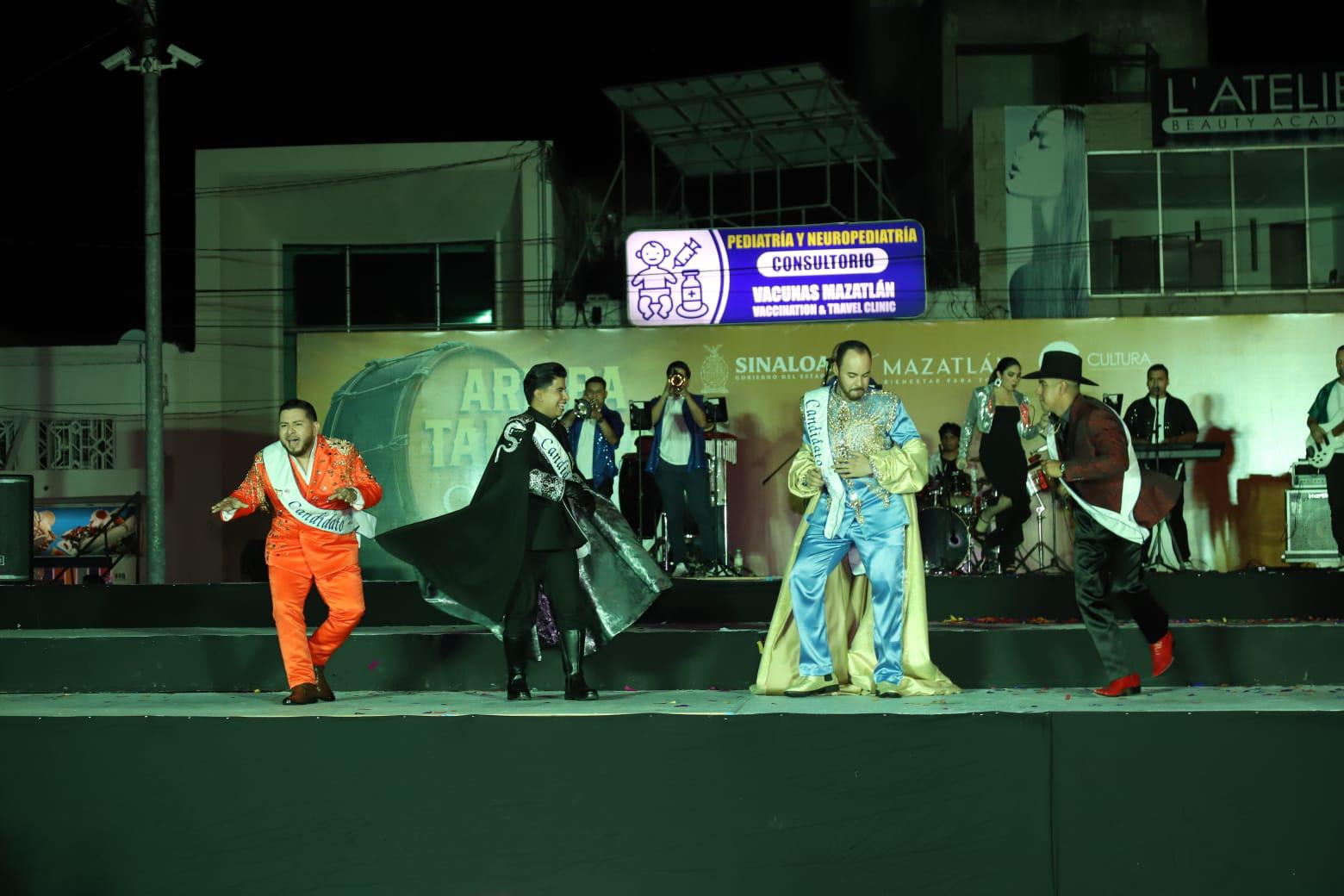 $!El baile de los candidatos contagió de alegría a las porras reunidas en la Plazuela República, en una noche marcada por la algarabía.