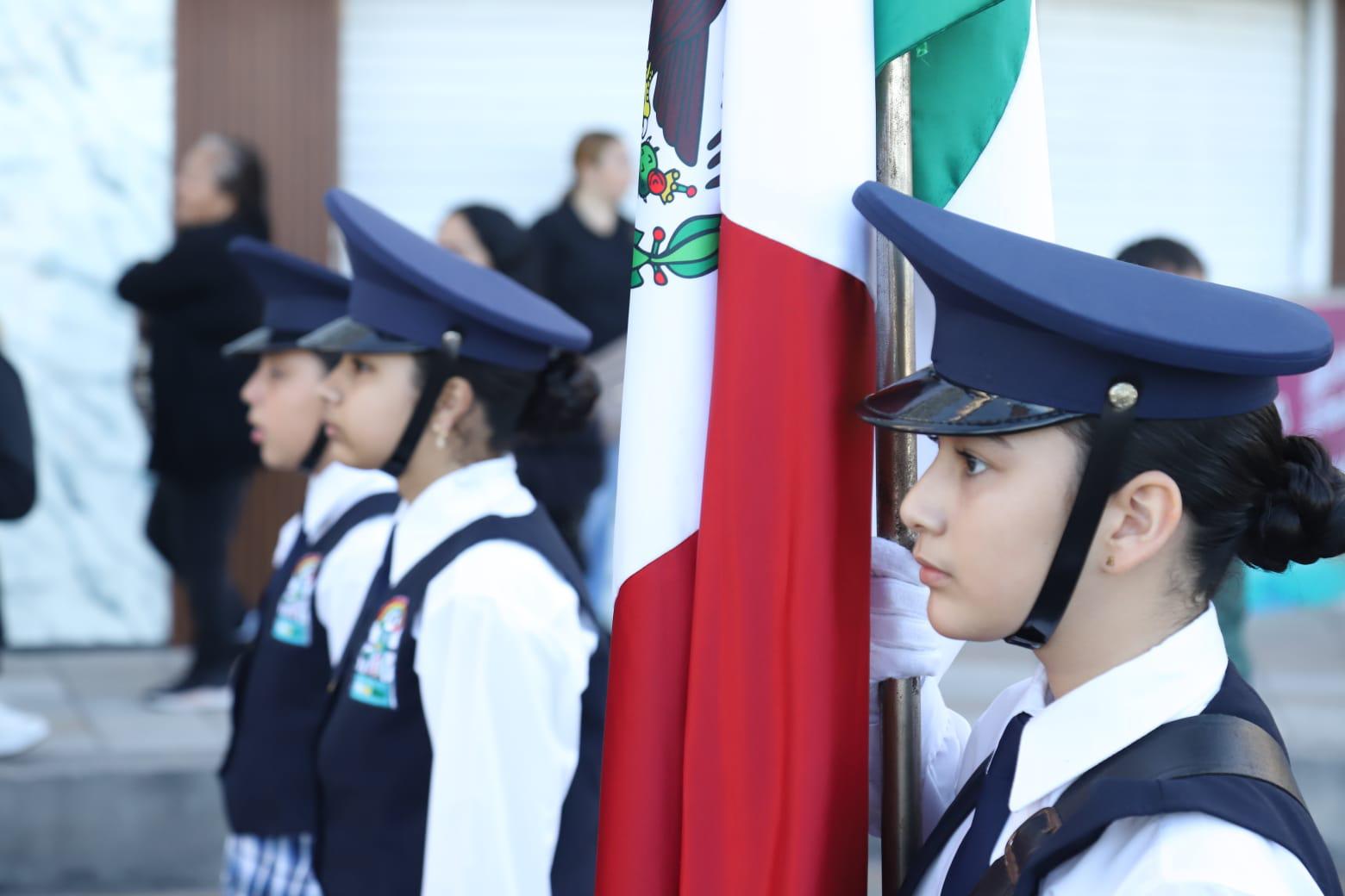 $!Participan más de 600 alumnos en el desfile conmemorativo del Día de la Bandera en Mazatlán