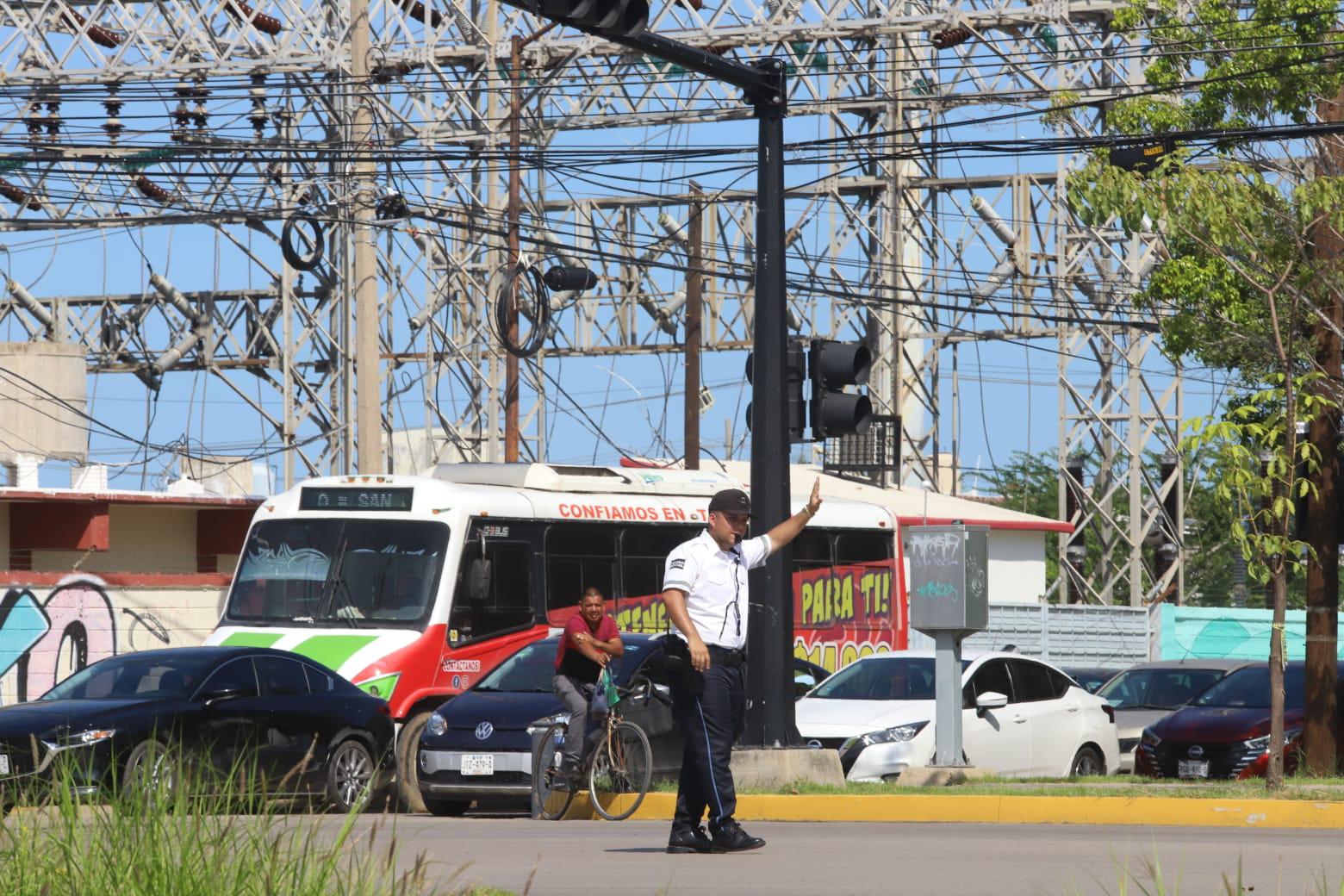 $!Semáforos descompuestos desatan caos vial en avenidas de Mazatlán
