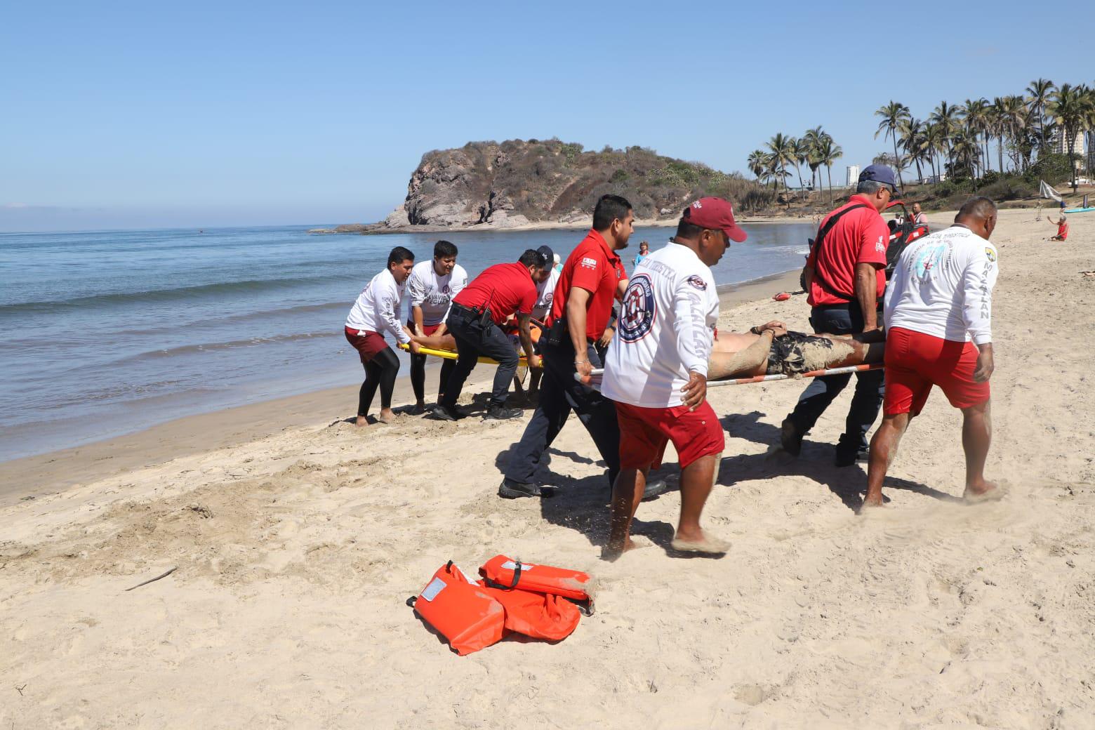 $!Simulan rescate por hundimiento de embarcación en Mazatlán