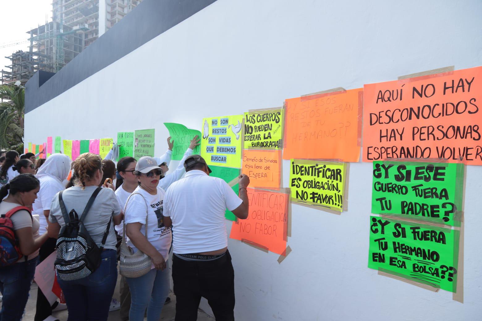 $!Familias colocan azulejos y fichas de búsqueda en la Fiscalía por los desaparecidos en Mazatlán