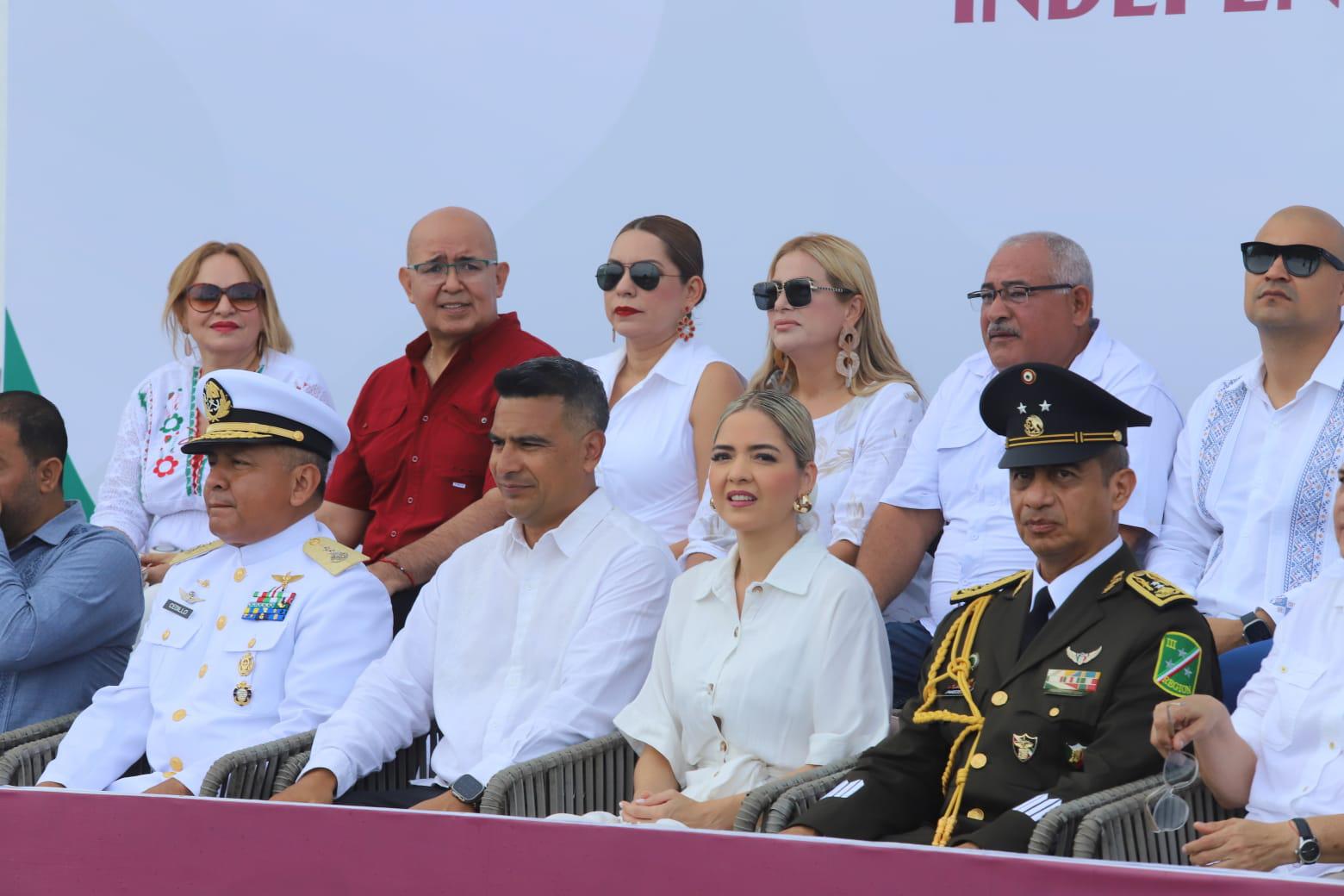 $!Estrella Palacios encabezó el desfile cívico-militar del 16 de septiembre.