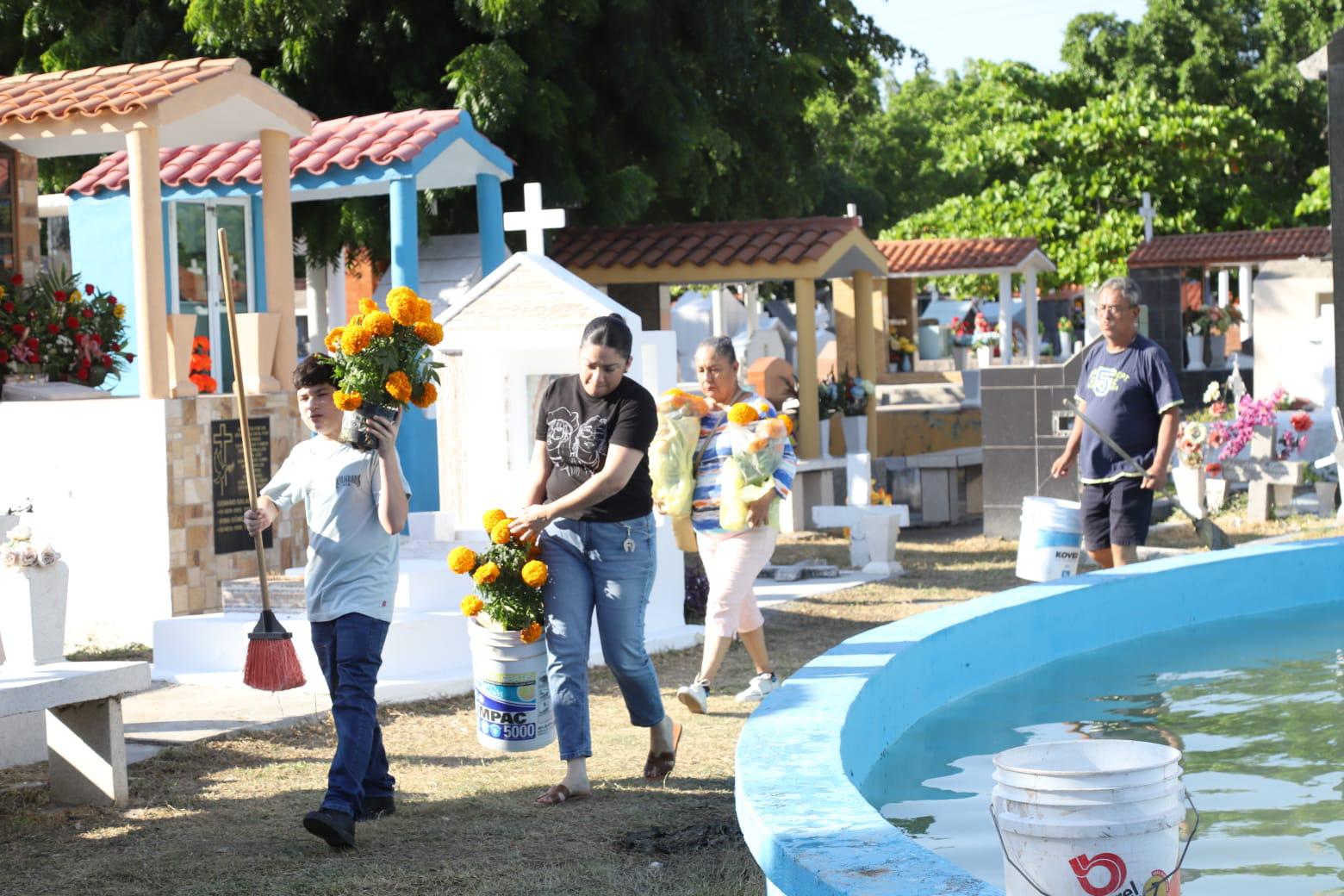 $!Tradición y nostalgia marcan la jornada del Día de Todos los Santos en Mazatlán