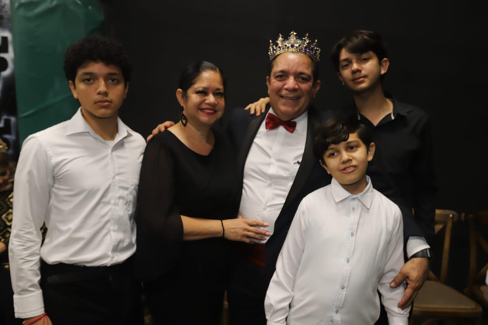 $!Daniel Osuna, Rey de la Alegría del Carnaval 2001, junto a su esposa Mónica Velázquez y sus hijos, Ángel Eduardo, Daniel Enrique y el pequeño Gael Emiliano.