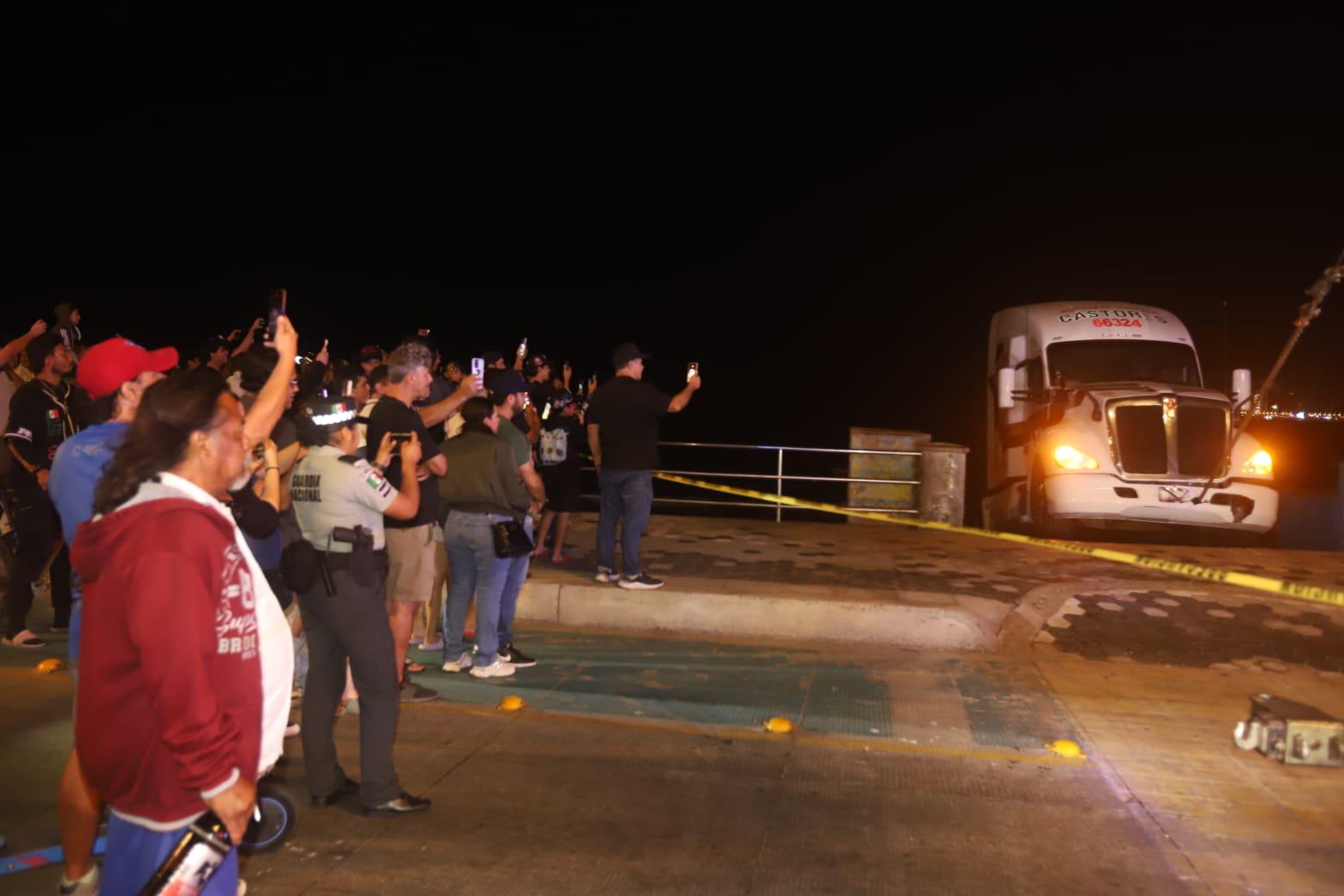 $!Se atora tráiler en la arena de Playa Norte, en Mazatlán