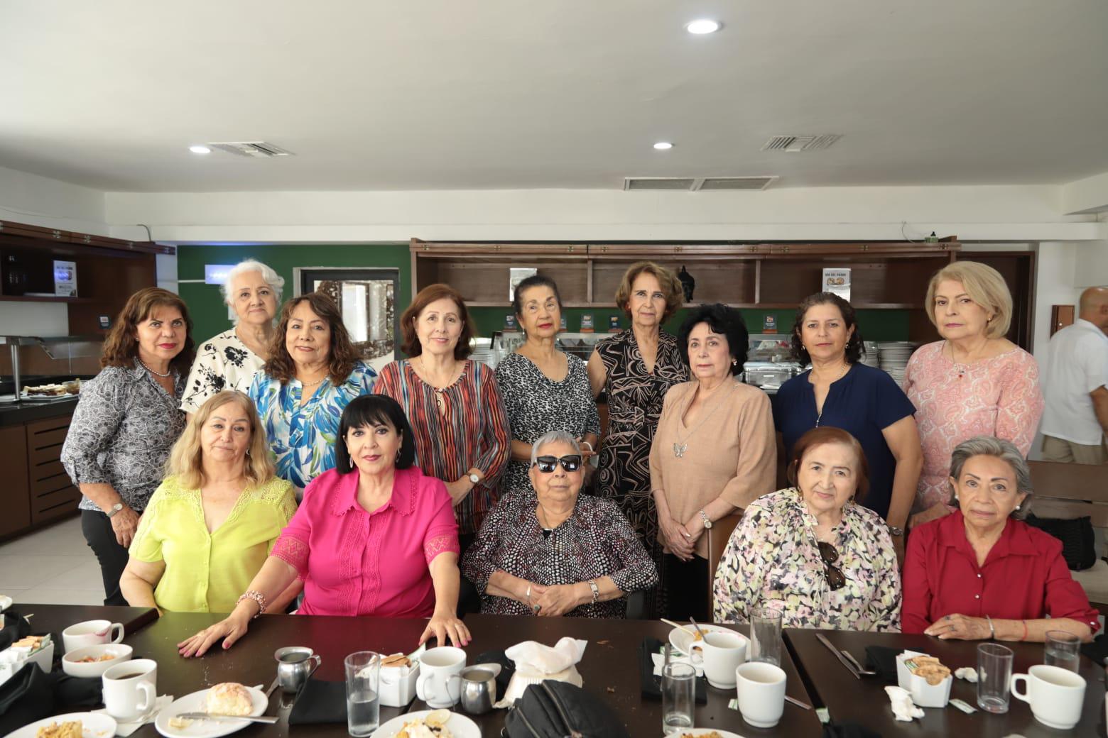 $!La cumpleañera en compañía de sus amigas.