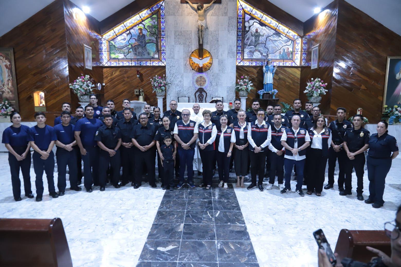 $!Celebra Bomberos Mazatlán su día con desfile y misa de acción de gracias