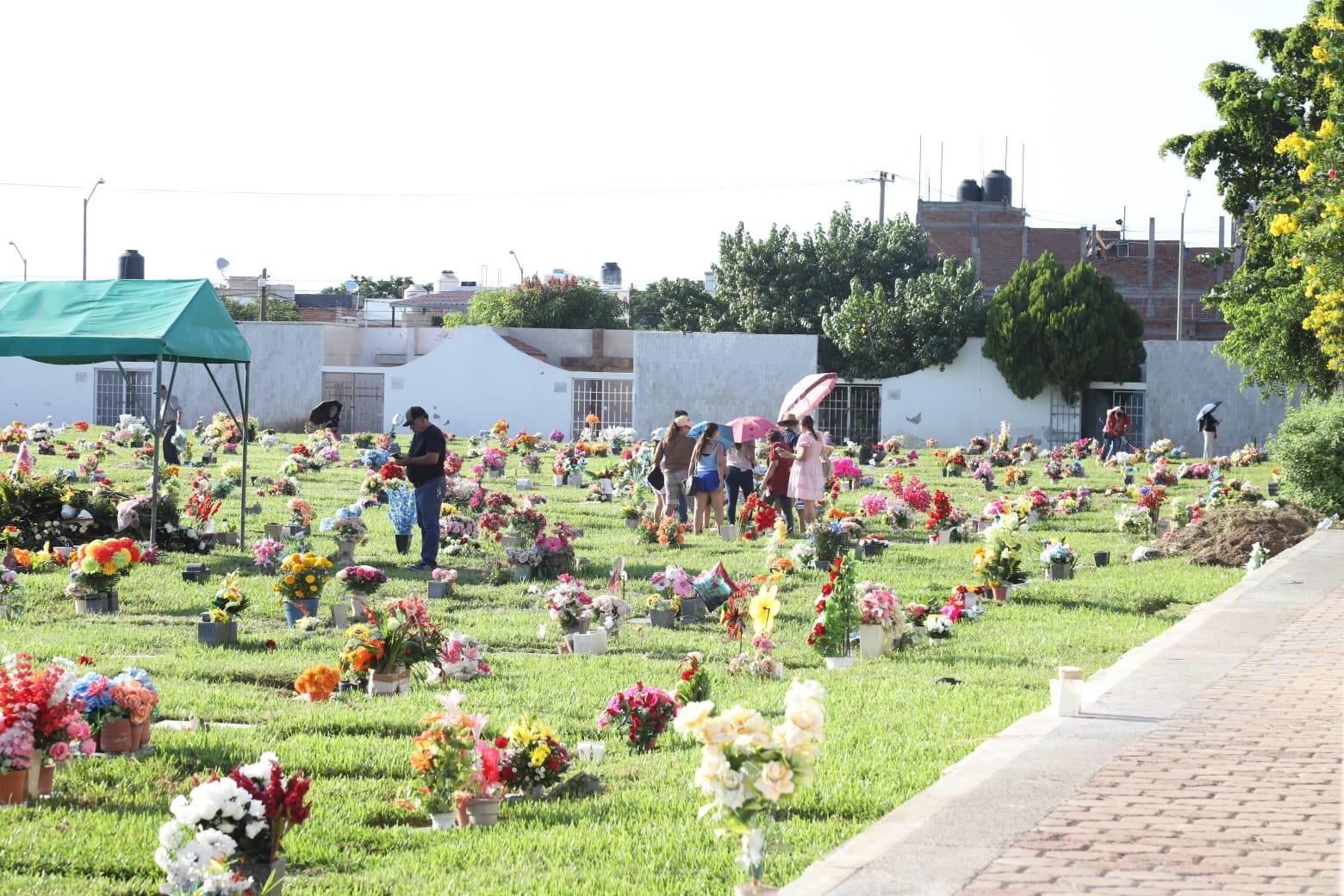 $!Tradición y nostalgia marcan la jornada del Día de Todos los Santos en Mazatlán