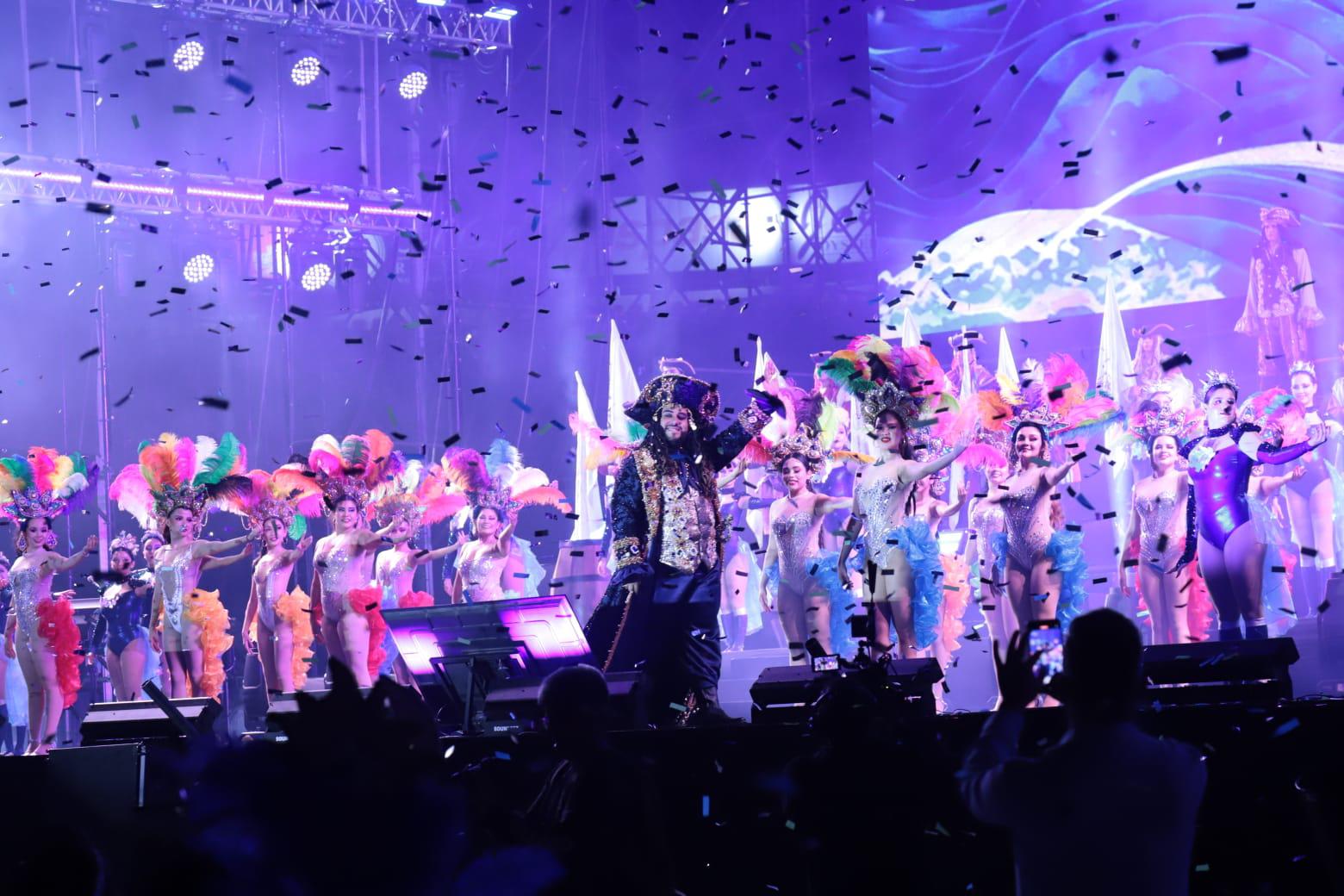 $!Recibe su corona Brayan Durán como Rey de la Alegría del Carnaval de Mazatlán 2025