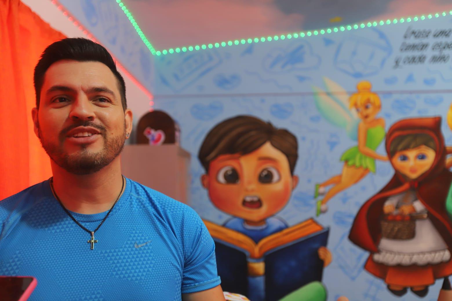 $!Entre colores, libros y sueños, el profesor Joel dará la bienvenida a clases a sus alumnos