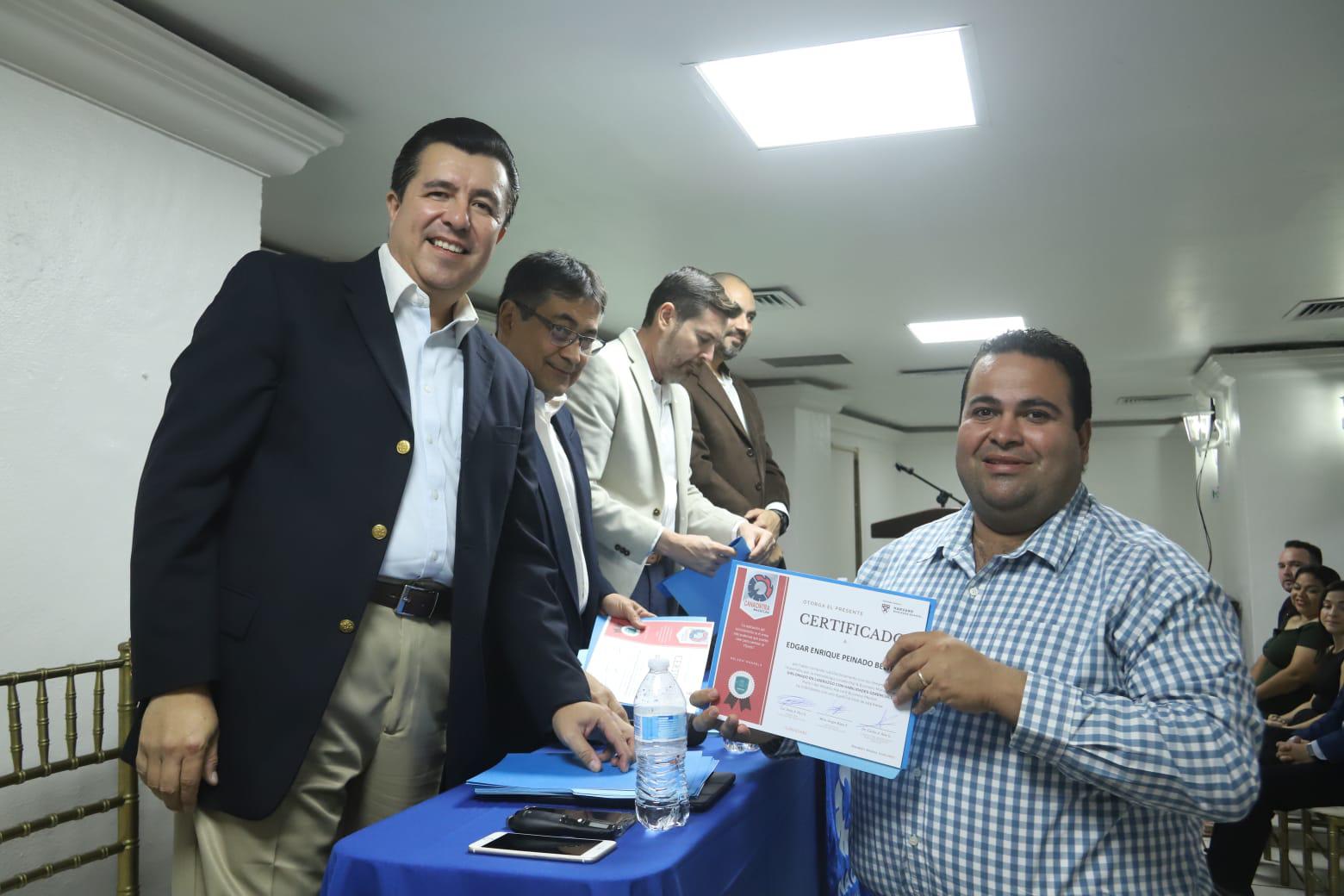 $!Édgar Enrique Peinado recibe su diploma.