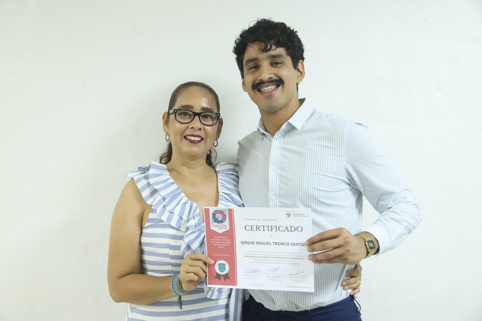 $!Karina Patricia Santos con su hijo Sergio Miguel Tronco Santos.