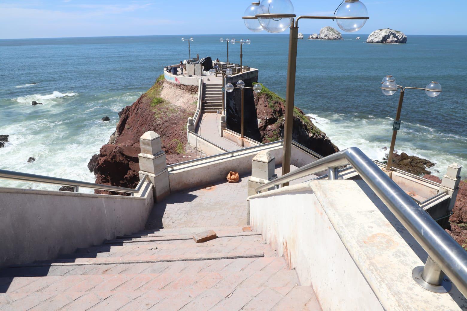 $!Construyen mesas y sillas en el ‘corazón’ del Paseo Centenario; moverán ahí estatua de José Alfredo Jiménez
