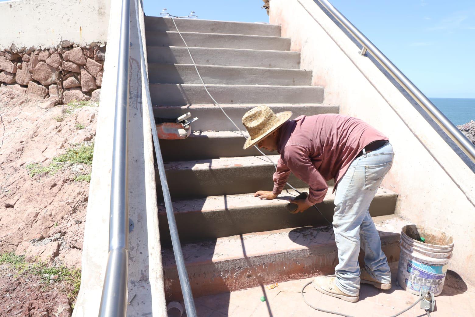 $!Construyen mesas y sillas en el ‘corazón’ del Paseo Centenario; moverán ahí estatua de José Alfredo Jiménez