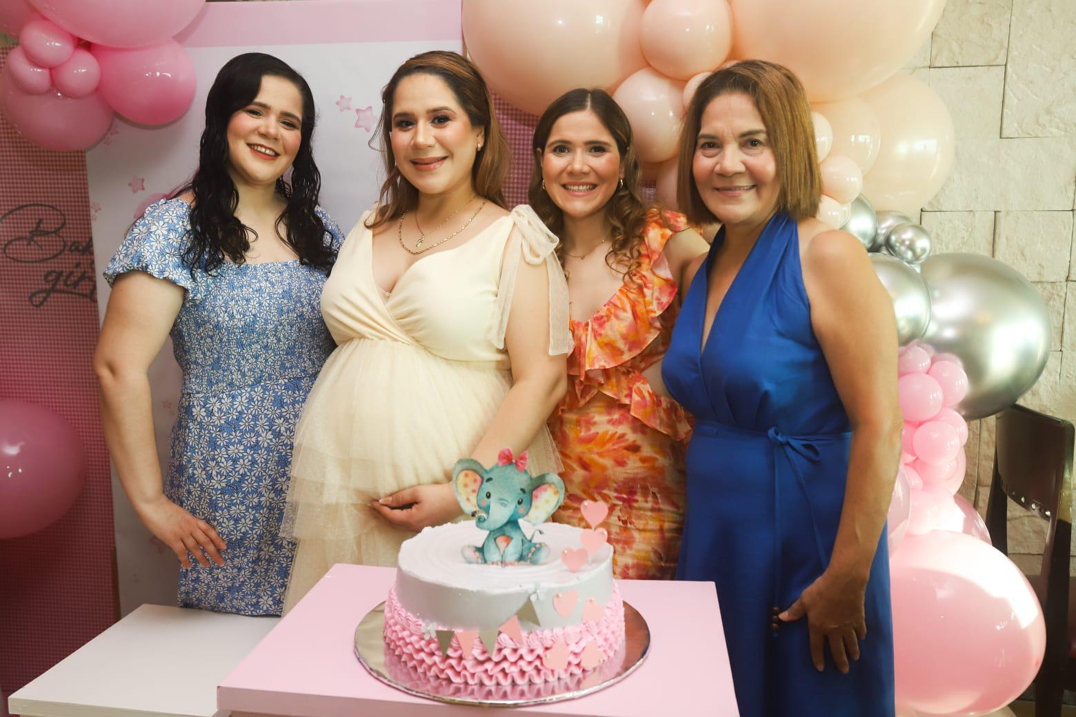 $!Estela entre sus hermanas Cinthia y Carolina Zataráin, y su mamá, Concepción Lizárraga.