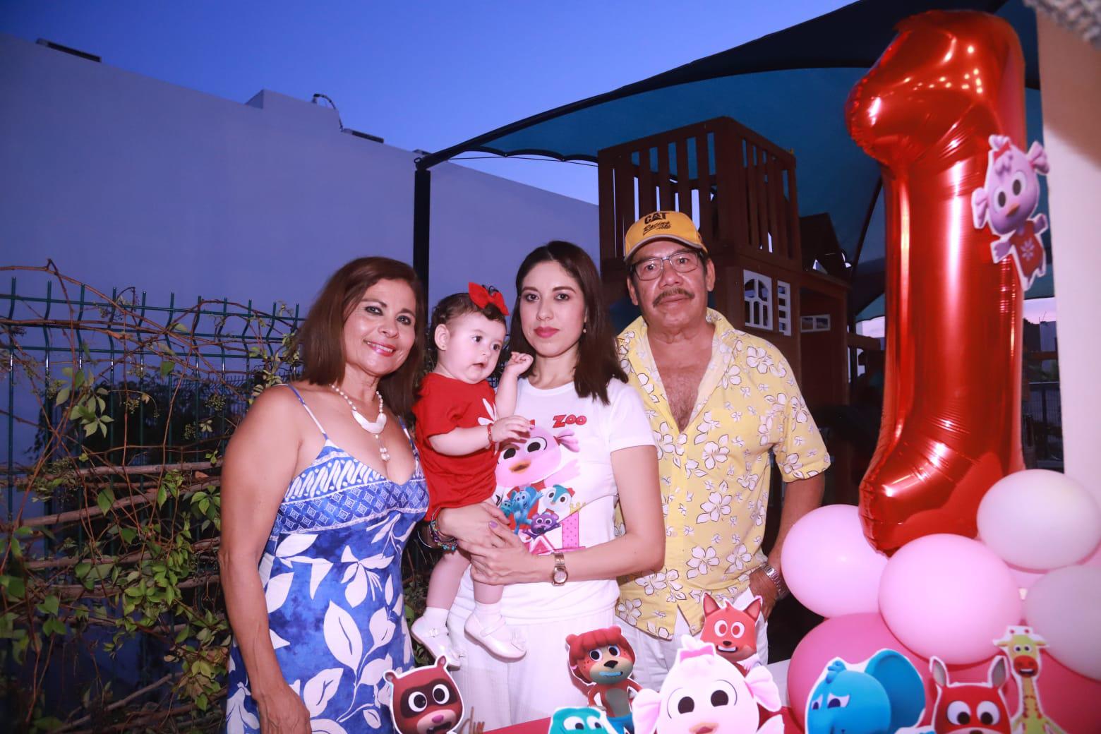 $!Alicia Del Carmen Acuña de Morales y Martín Luis Morales Silva con la cumpleañera y su hija Beatriz Alicia Morales.