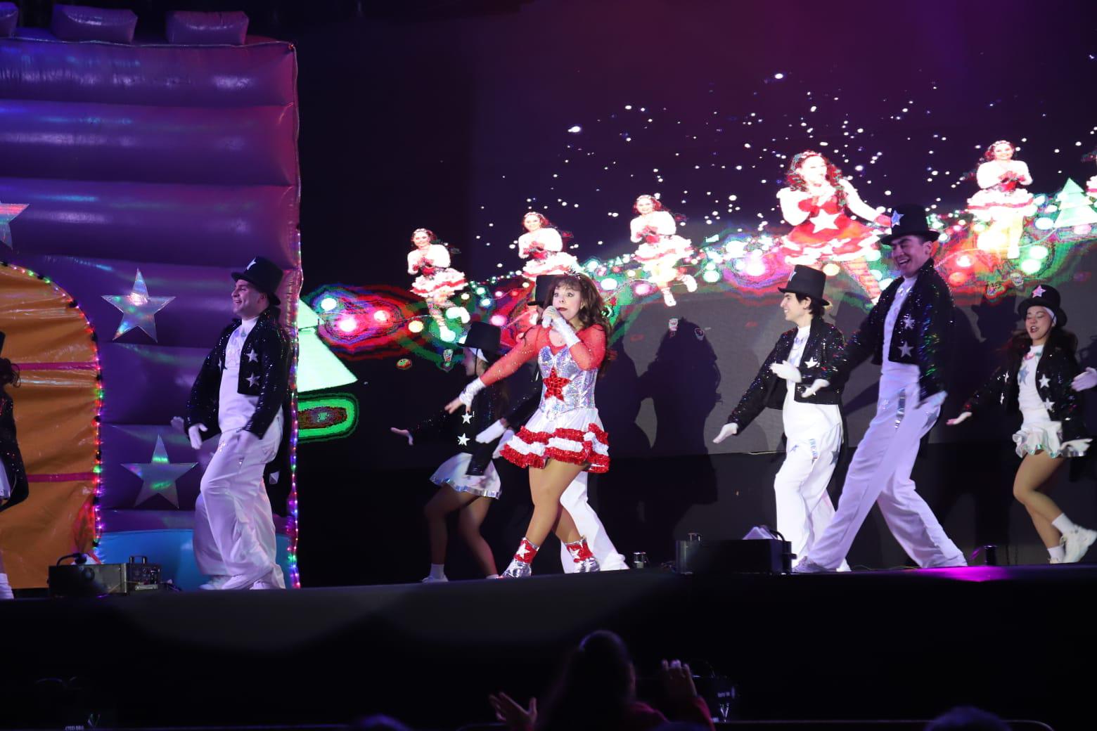 $!Deleita Tatiana a niños y adultos con su concierto navideño en Mazatlán