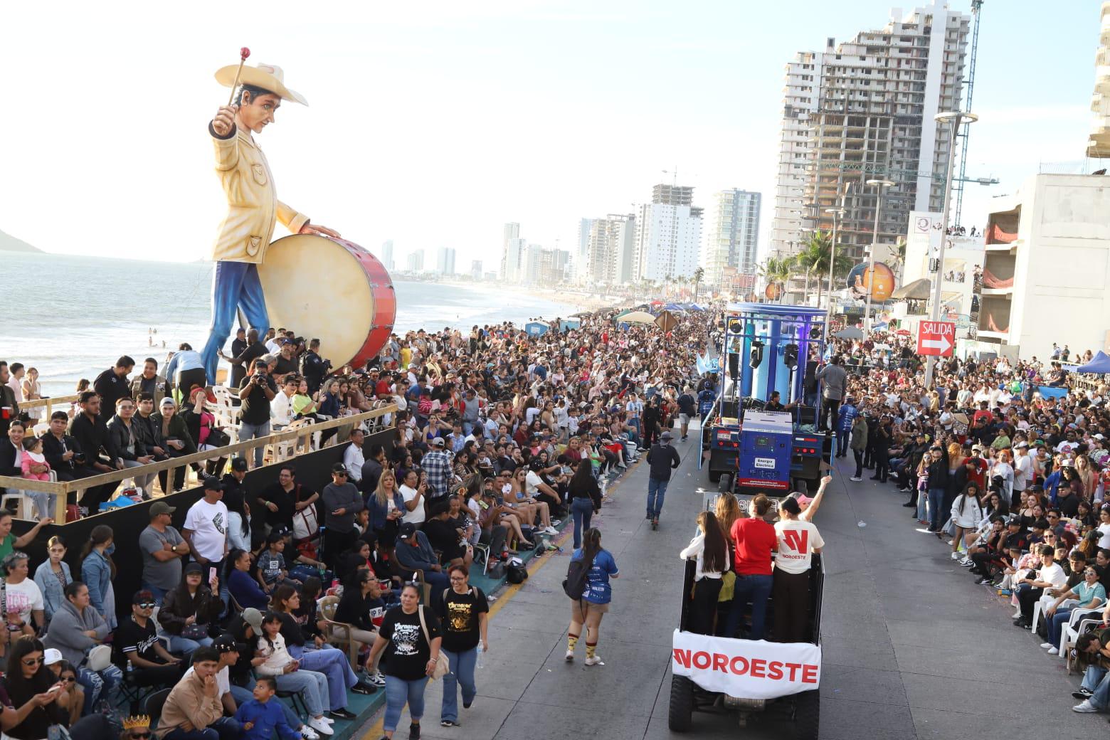 $!Miles de turistas y locales presenciaron con entusiasmo el desfile por el paseo costero.