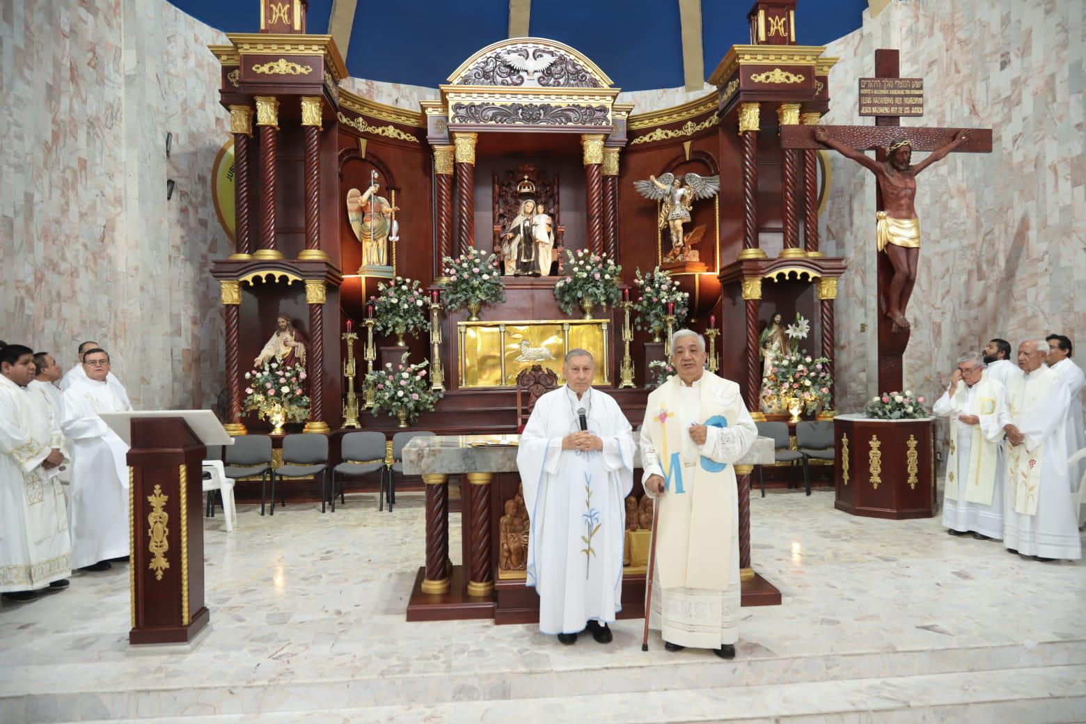 $!Obispo bendice nuevo retablo en parroquia del Carmen de la Juárez, en Mazatlán
