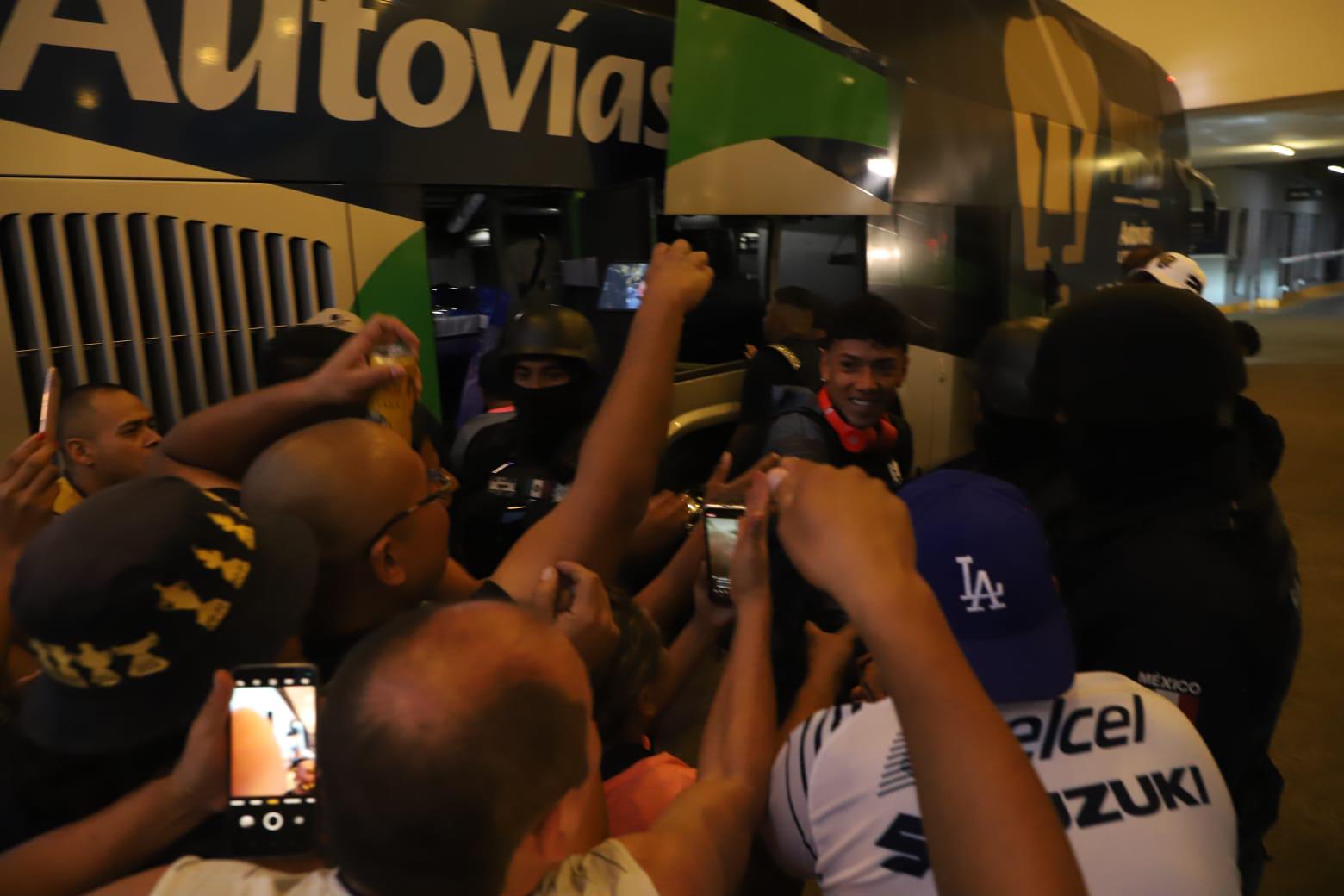 $!Aficionados de Pumas reciben a su equipo en Mazatlán con cánticos