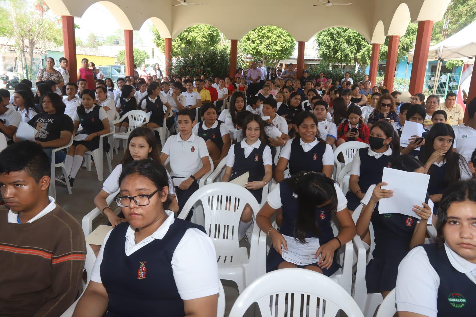 $!Beneficiarán a mil 700 alumnos con becas en Mazatlán