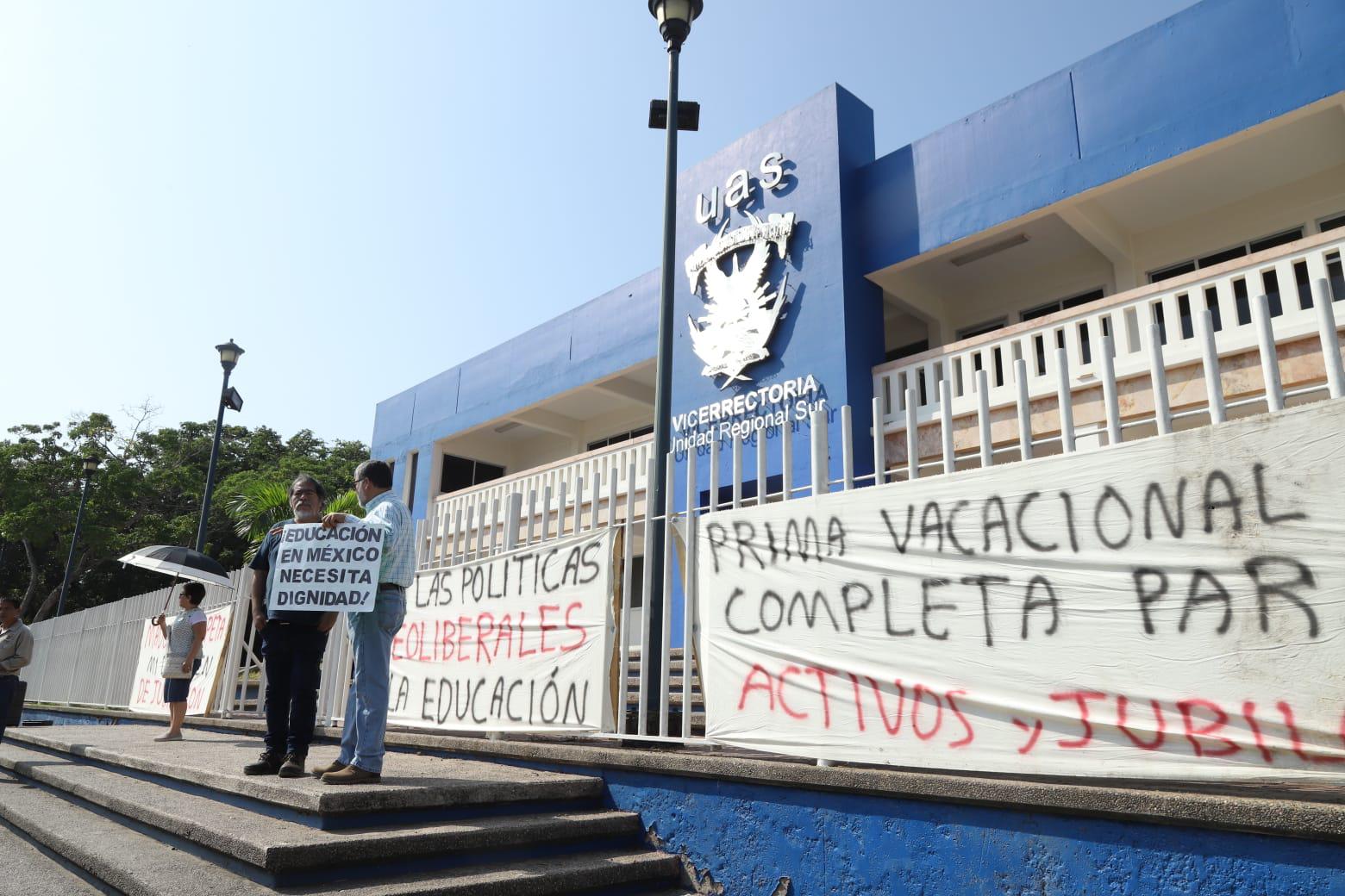 $!Protestan en Mazatlán trabajadores y jubilados de la UAS contra consulta del Suntuas