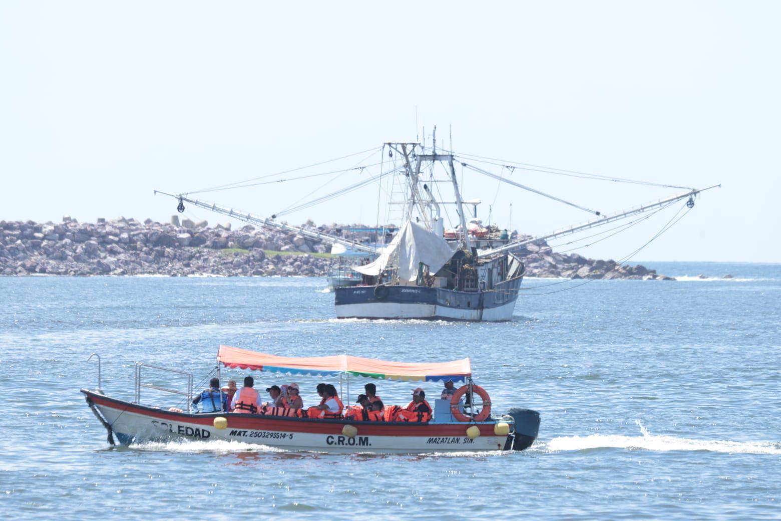$!A horas del final de la veda, últimos barcos camaroneros salen vía lastre rumbo a altamar