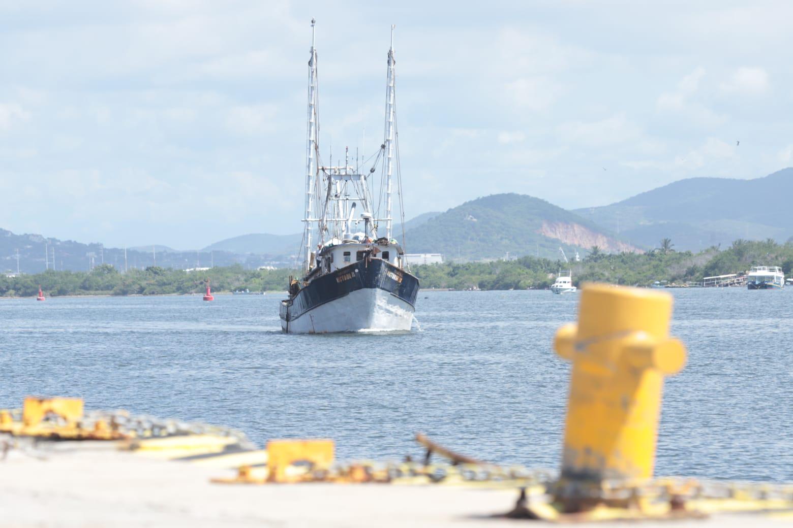 $!A horas del final de la veda, últimos barcos camaroneros salen vía lastre rumbo a altamar