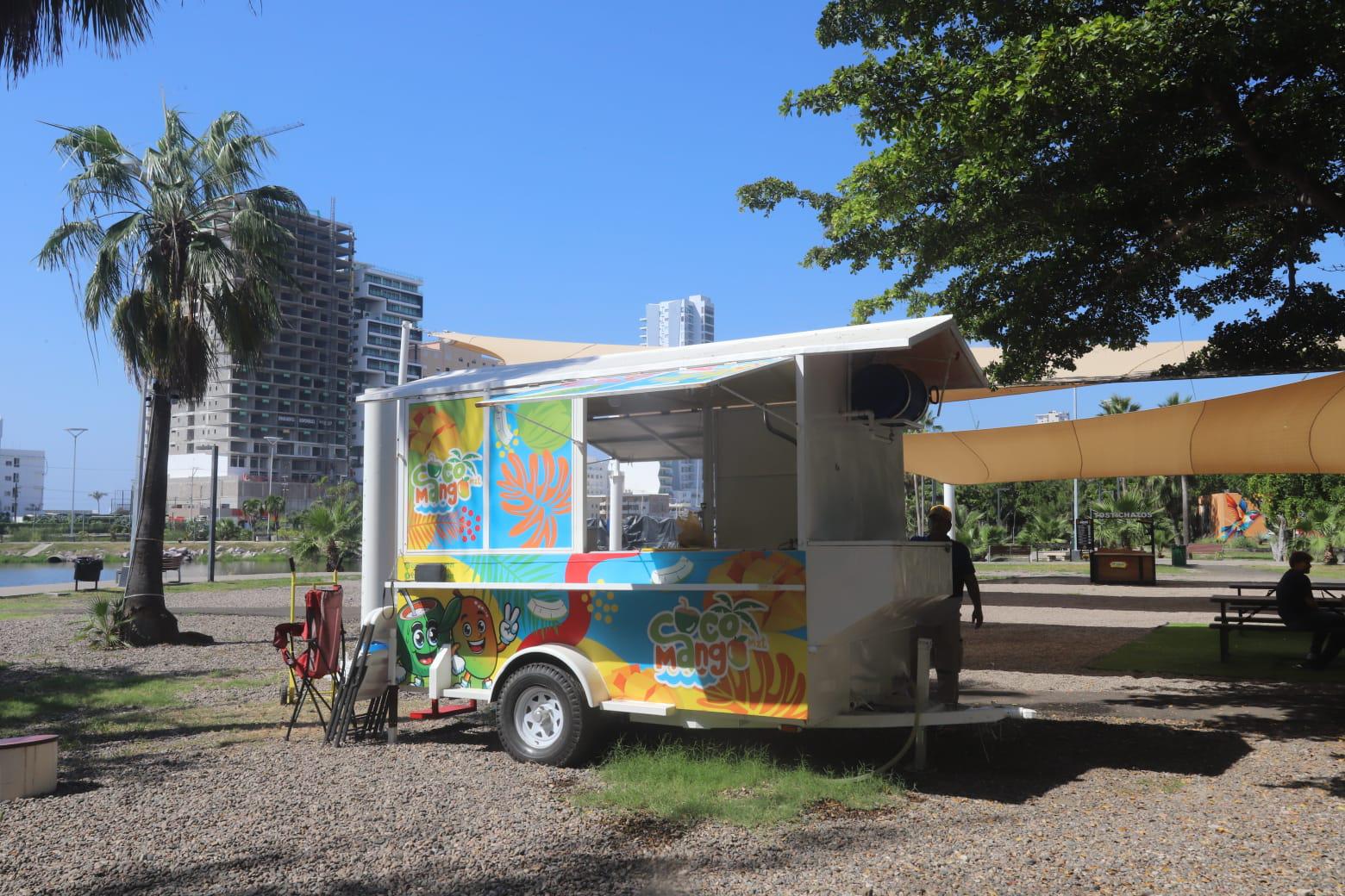 $!Alistan últimos detalles en el Parque Central previo a la inauguración del segundo Sendero de Paz en Mazatlán
