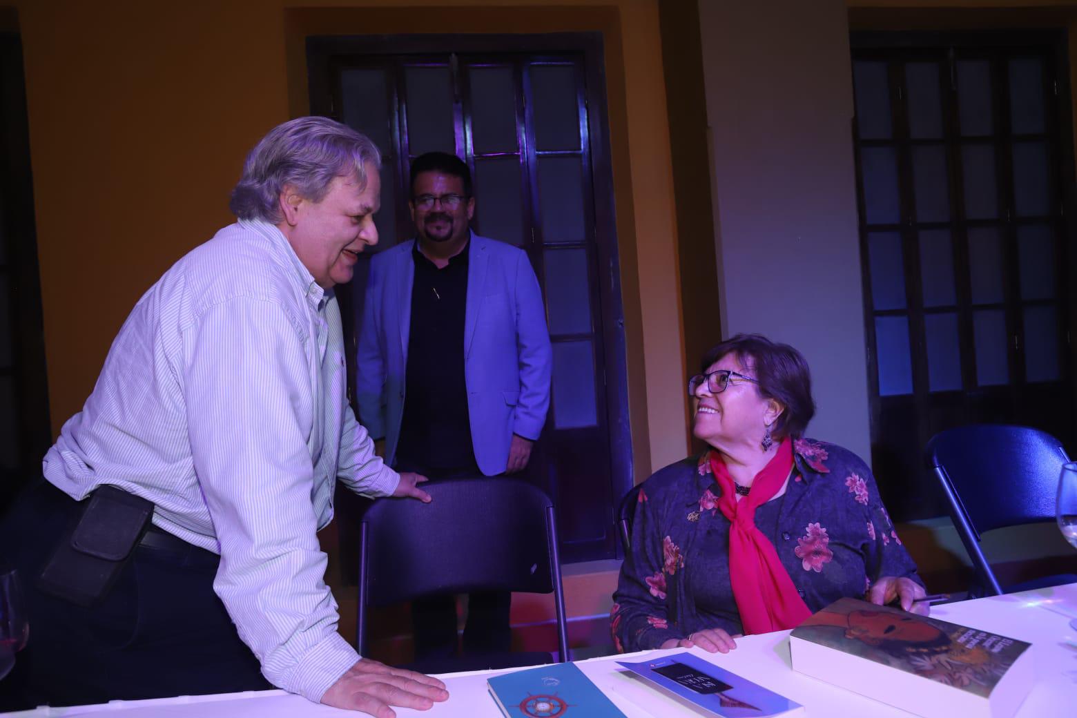 $!Raul Rico Gonzalez, director del Instituto de Cultura, Turismo y Arte de Mazatlán felicitó a la poeta.