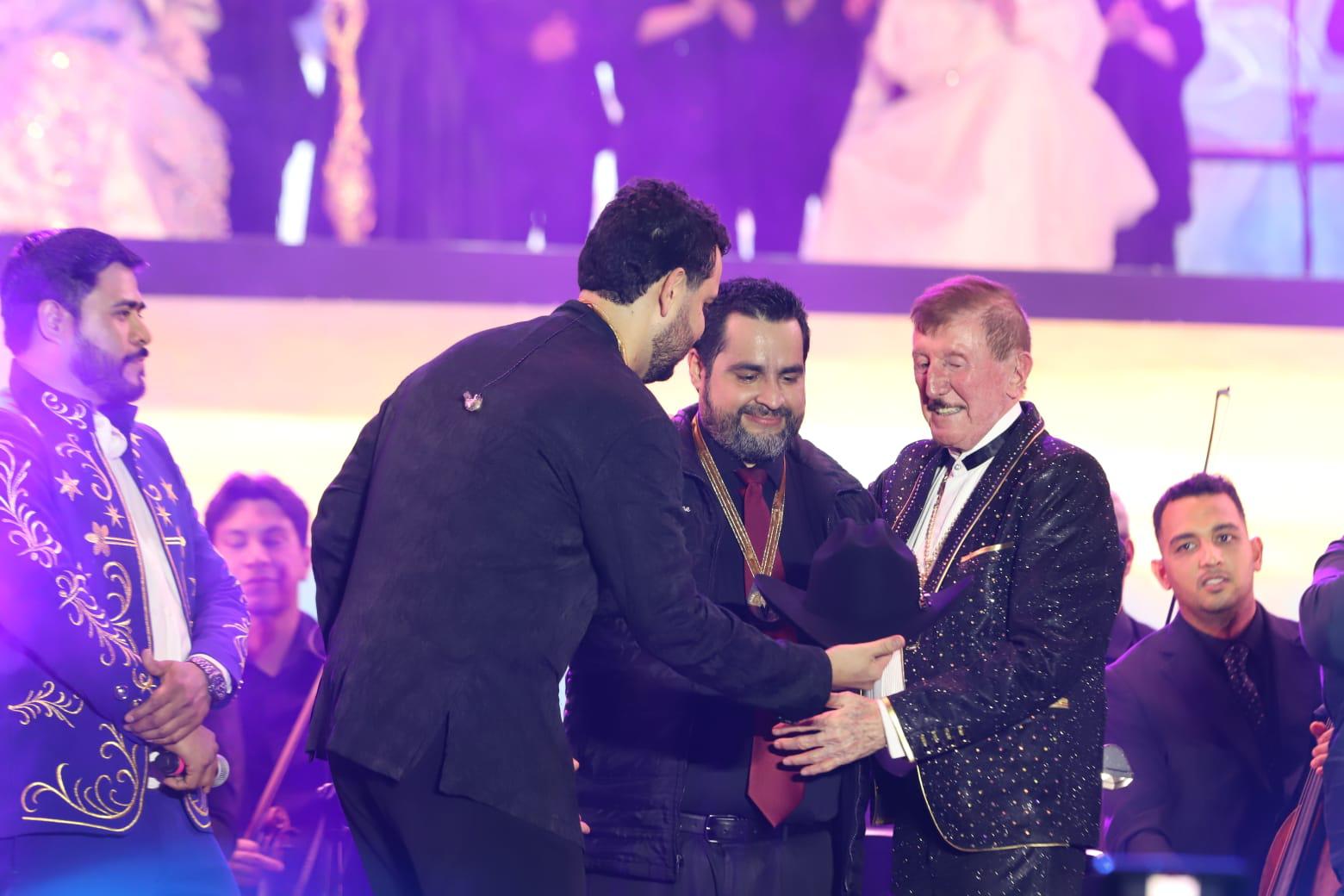 $!Mariana I recibe sus atributos reales como Reina de los Juegos Florales del Carnaval de Mazatlán 2026