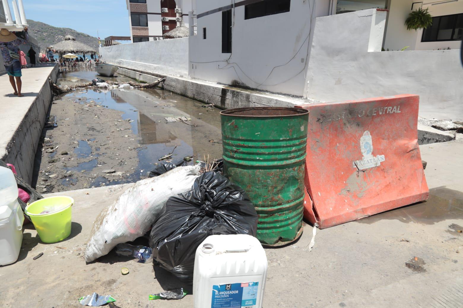 $!Lluvias de sábado por la noche dejan más basura en las biobardas de Mazatlán