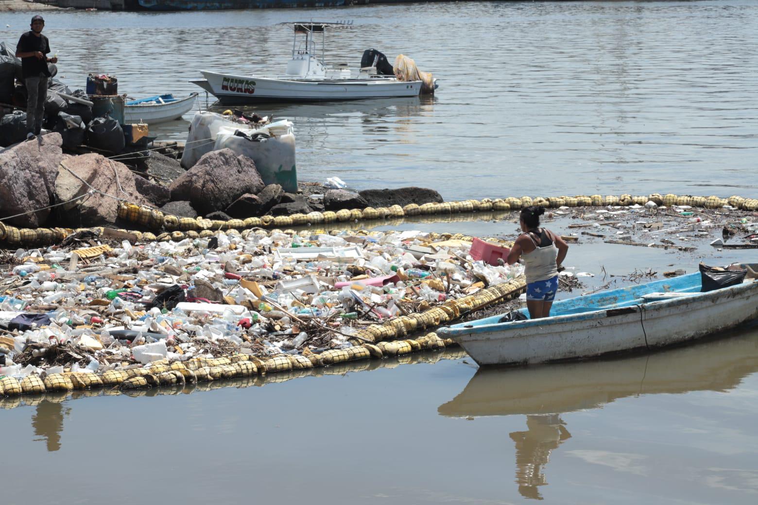 $!Lluvias de sábado por la noche dejan más basura en las biobardas de Mazatlán