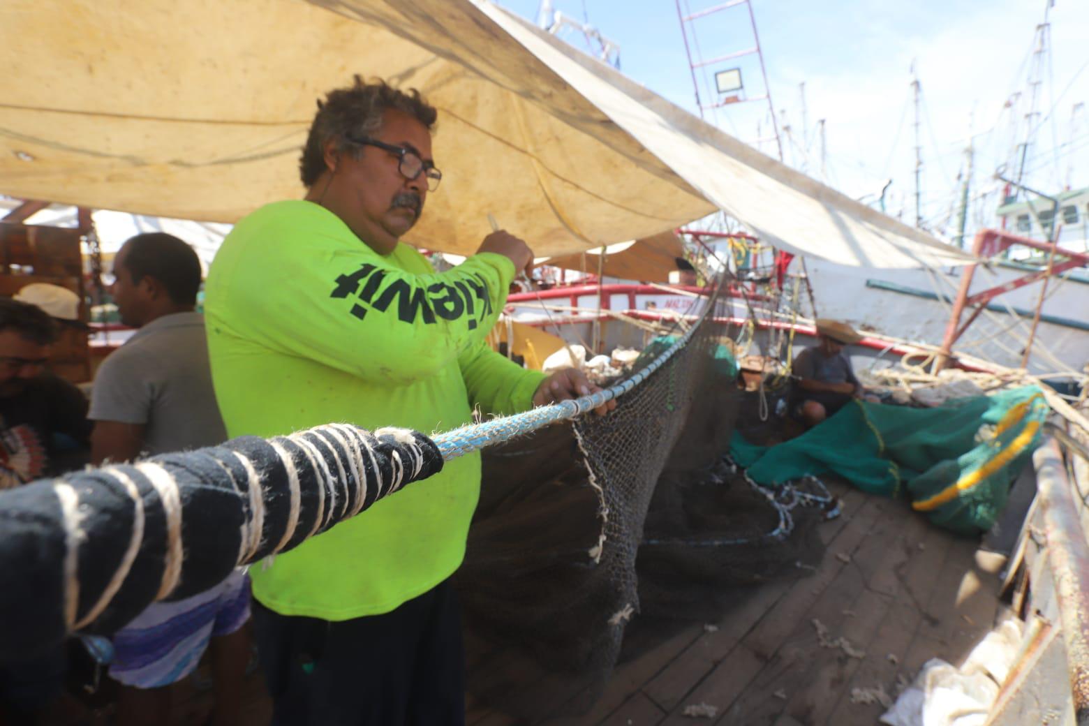 $!Reparan a marchas forzadas flota camaronera de Mazatlán