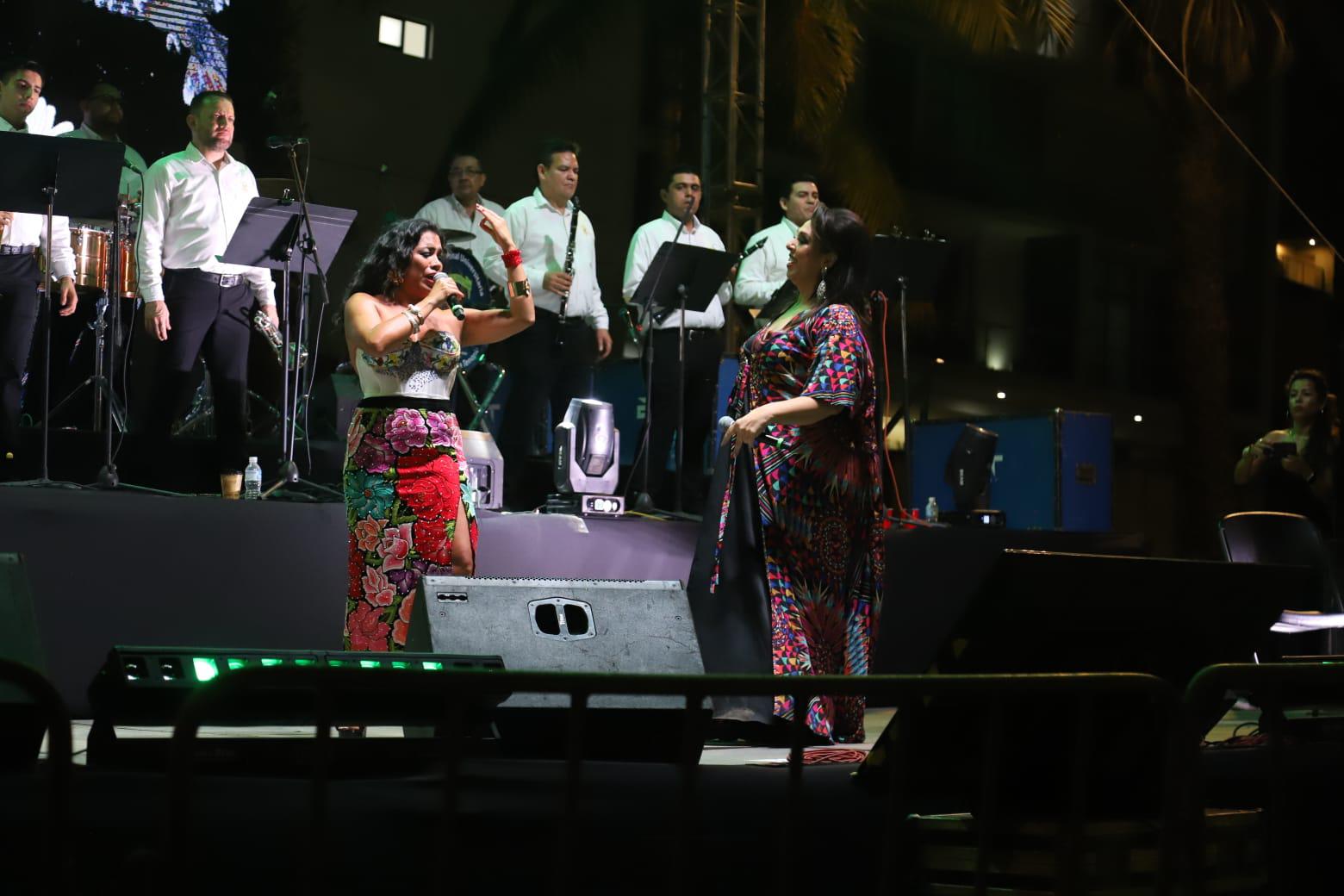 $!Alejandra Robles y Regina Orozco brillaron en el escenario con “El sauce y la palma”.