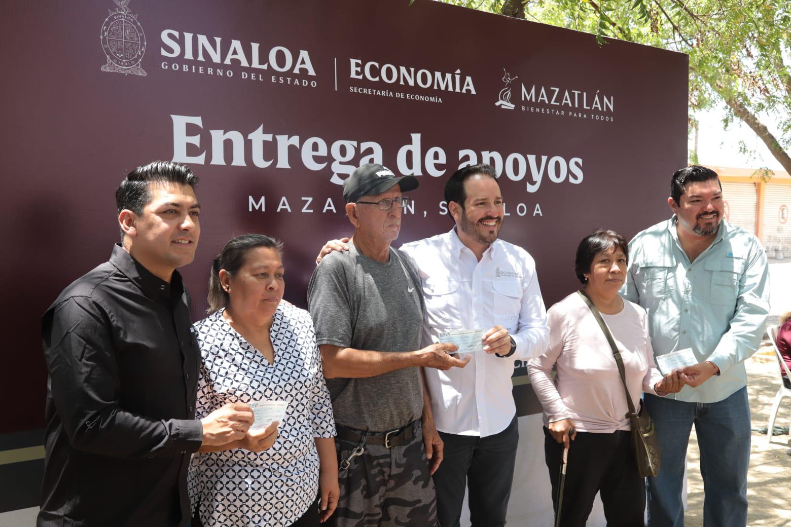 $!Entregan apoyos económicos a 200 comerciantes del tianguis de la Flores Magón, en Mazatlán