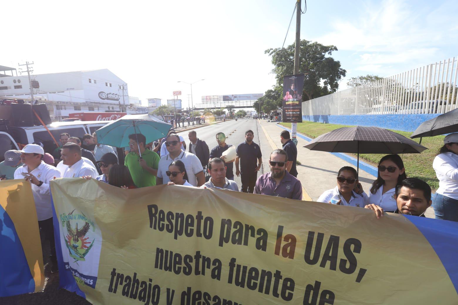 $!Manifestantes de la UAS bloquean la Ejército Mexicano en Mazatlán, pero genera caos vial en toda la zona