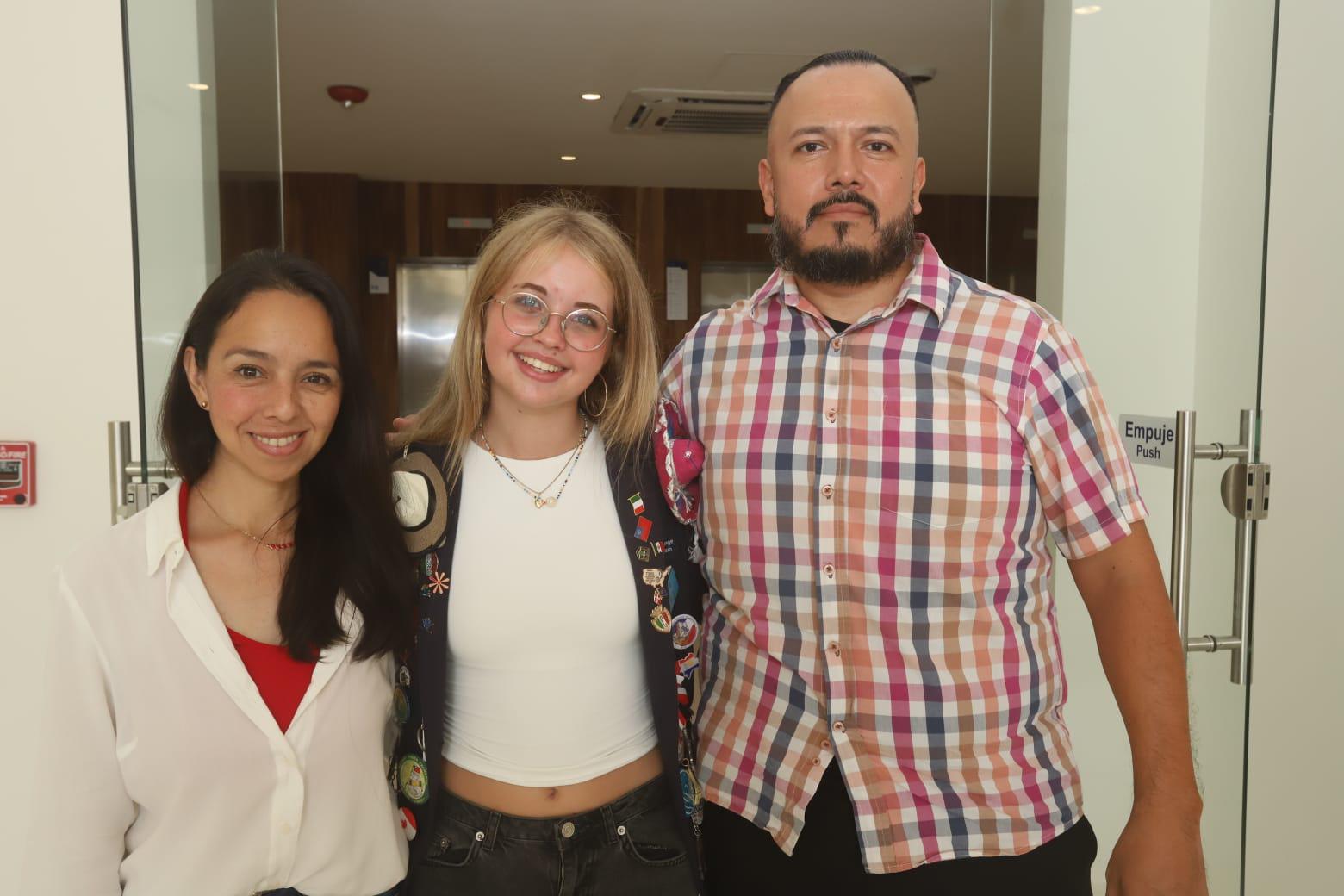 $!Amalie Elverdam entre Juanita y Daniel Granados.