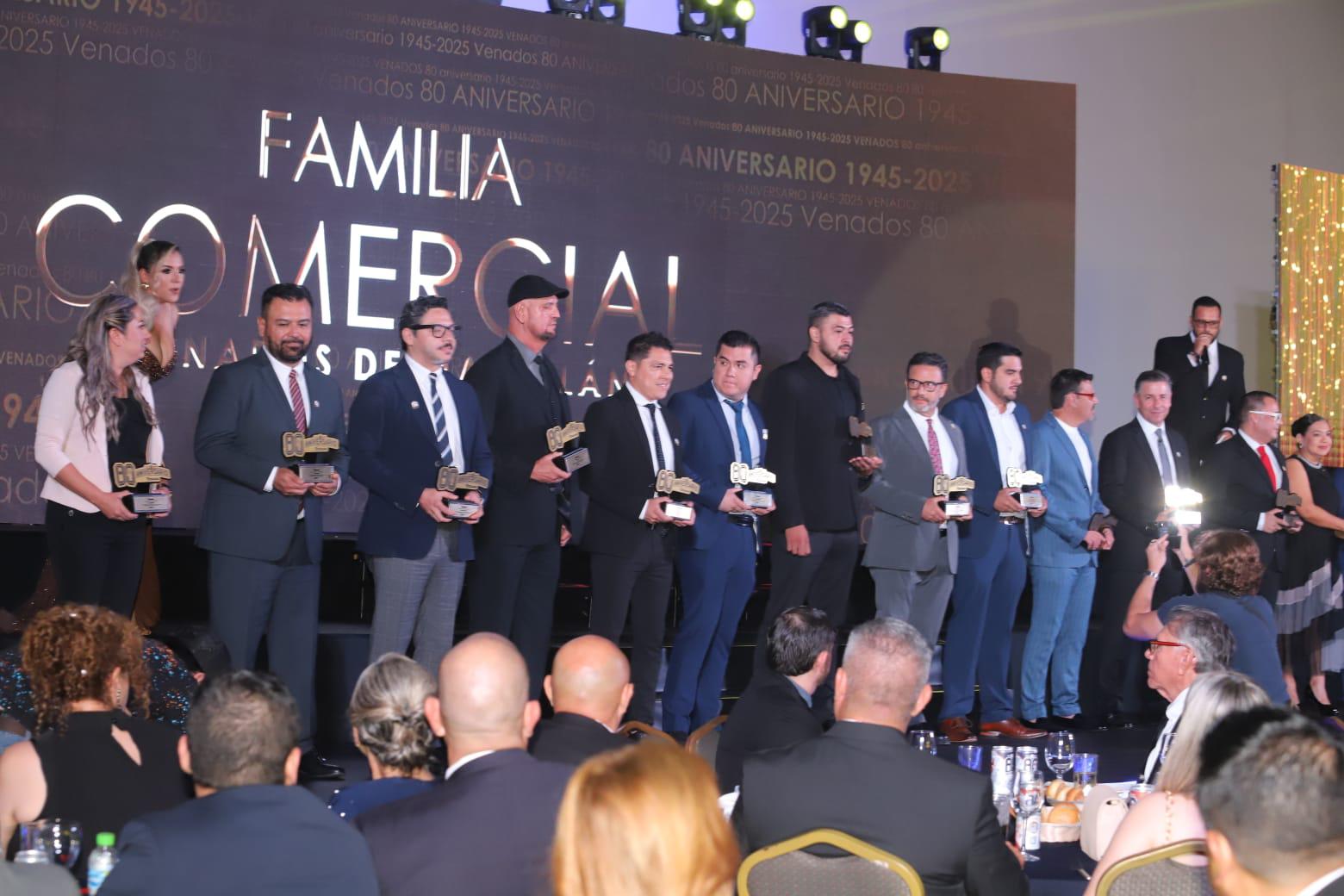 $!Reconocen trayectoria de familia de Venados de Mazatlán