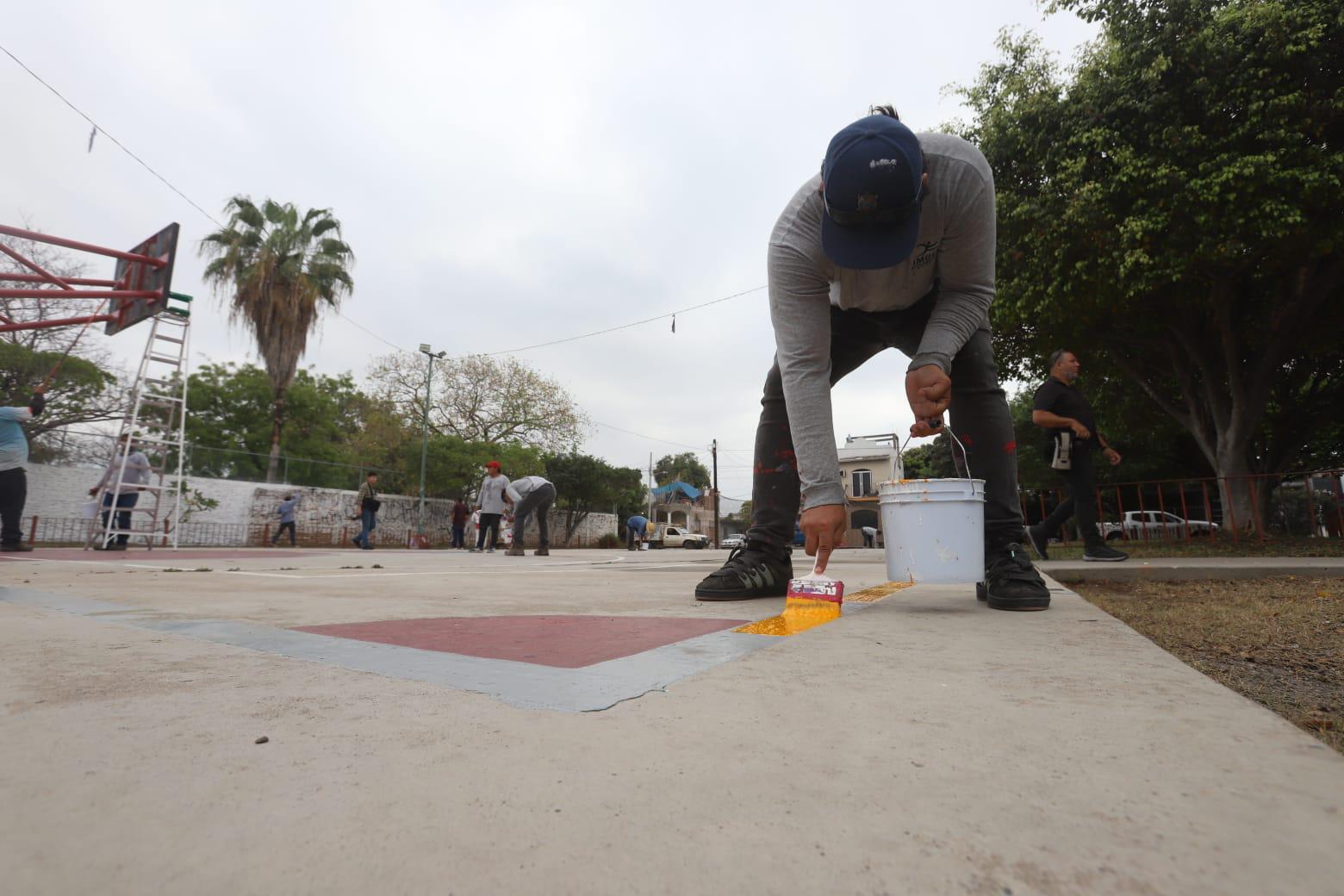 $!Rehabilitan espacios y pintan murales mundialistas en Centro de Usos Múltiples de la Colonia Salvador Allende